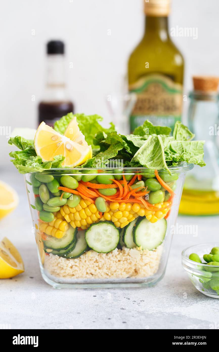 Glasbox mit frischem rohem Gemüsesalat. Gesunde Mahlzeit Rezepte Zubereitung. Gesunde vegane Gerichte im Glasbehälter. Vegetarisch c Stockfoto