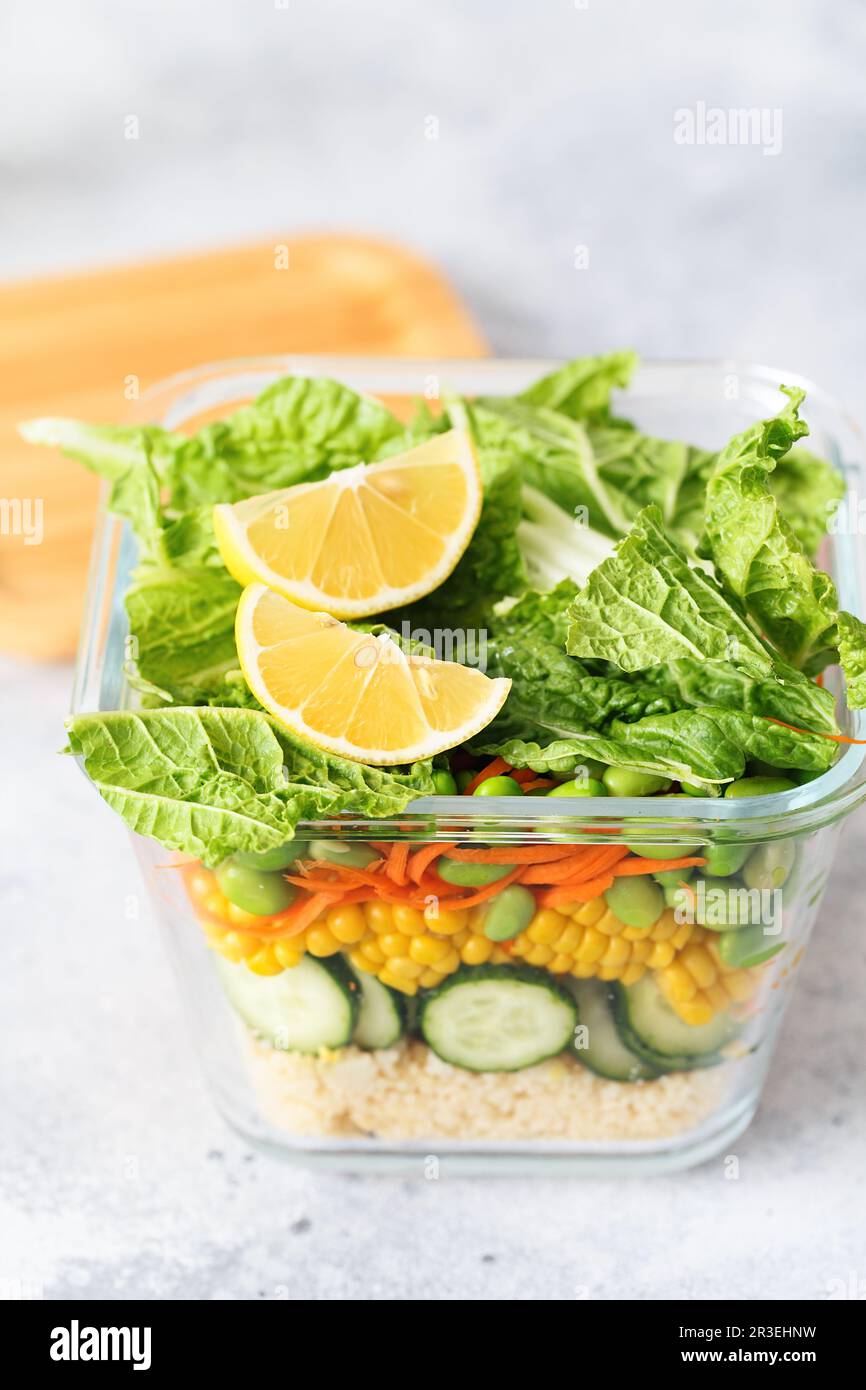 Glasbox mit frischem rohem Gemüsesalat. Gesunde Mahlzeit Rezepte Zubereitung. Gesunde vegane Gerichte im Glasbehälter. Vegetarisch c Stockfoto
