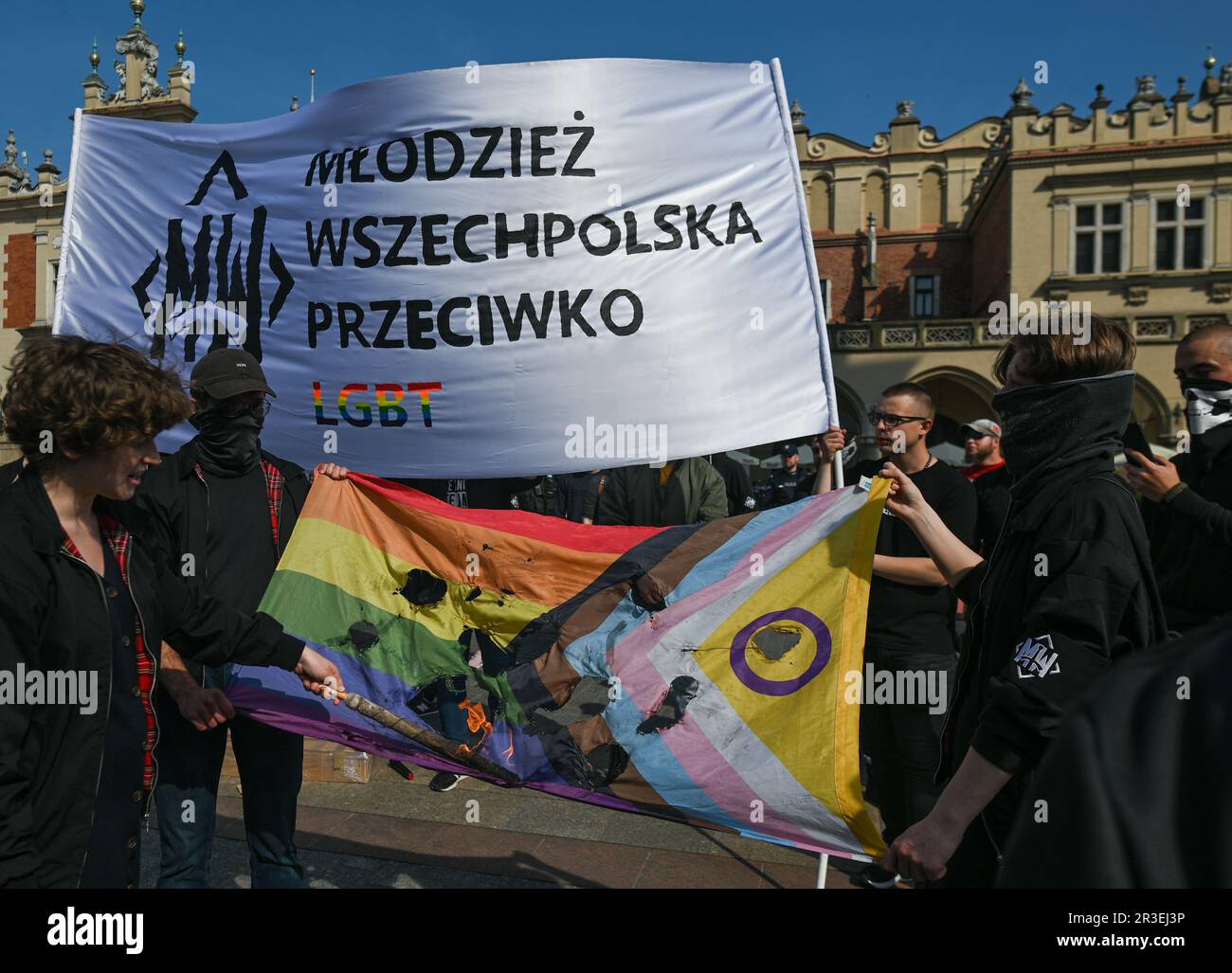 Am 20. Mai 2023 nehmen Mitglieder der rechtsextremen, ultranationalistischen Jugendorganisation All-Polish Youth (Polnisch: Mlodziez Wszechpolska) an der Protestaktion gegen den Gleichstellungsmarsch auf Krakaus Marktplatz Teil. Kredit: ASWphoto/Alamy Live News Stockfoto