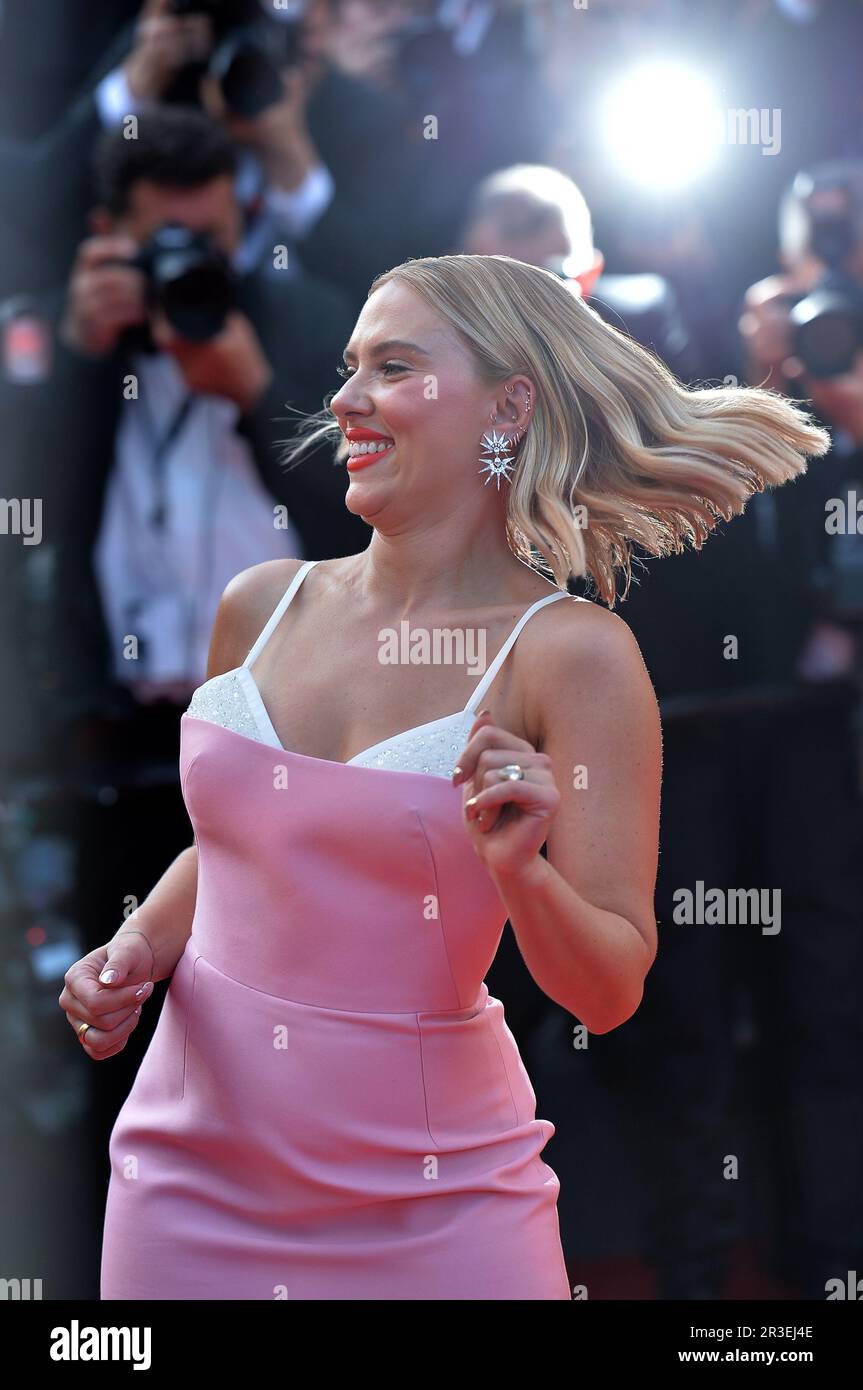 Cannes, Frankreich. 23. Mai 2023. Scarlett Johansson betritt den roten Teppich vor der Premiere des Films „Asteroid City“ beim Internationalen Filmfestival 76. in Cannes. Kredit: Stefanie Rex/dpa/Alamy Live News Stockfoto