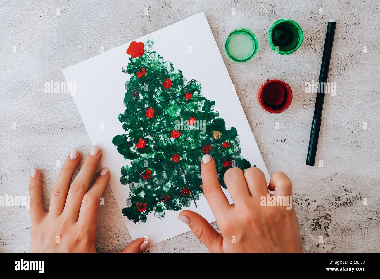 Selbstgemachte Grußkarte Handgemachtes Kunsthandwerk für Kinder im Urlaub. Malen Sie mit den Fingern Frohen Weihnachtsbaum. Schritt für Schritt. Happy N Stockfoto