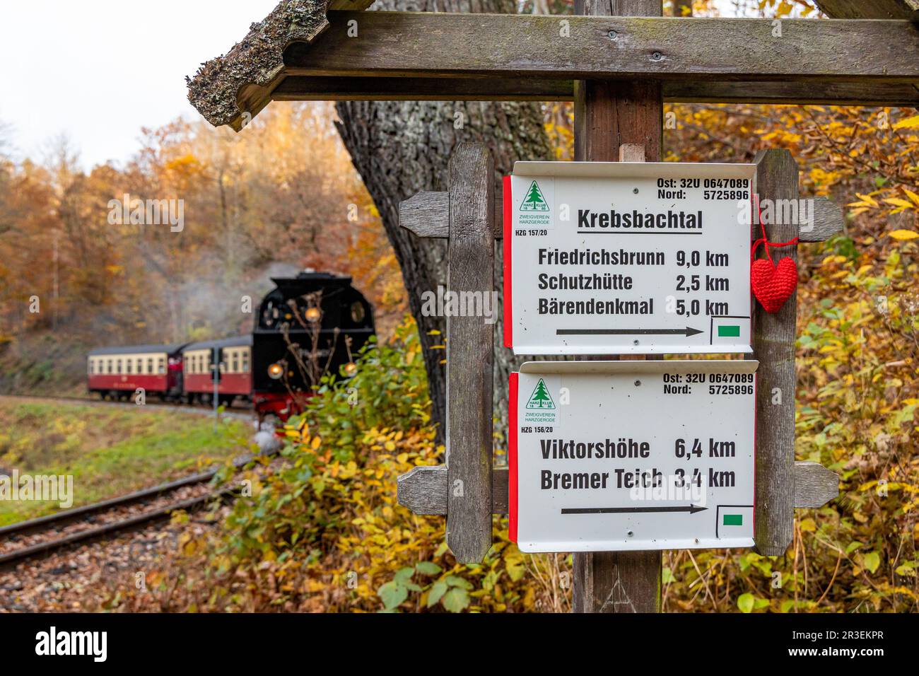 Wegweiser für Wanderwege Selketal Harz im Herbst Stockfoto