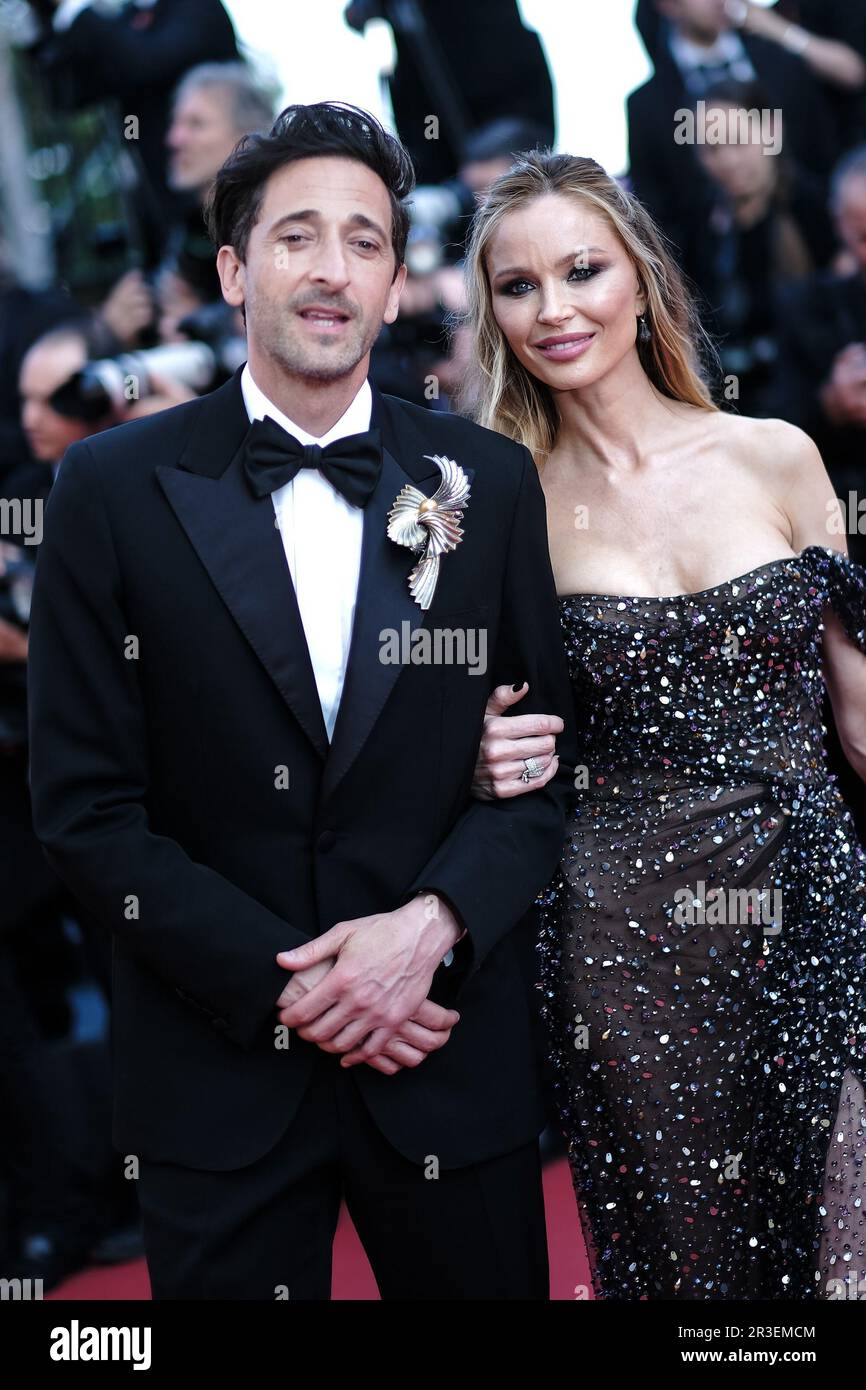 Cannes, Frankreich. 23. Mai 2023 Adrien Brody und Georgina Chapman fotografierten während des roten Teppichs für die Weltpremiere von Asteroid City im Rahmen des Internationalen Filmfestivals 76. in Cannes im Palais des Festivals in Cannes, Frankreich Bild von Julie Edwards/Alamy Live News Stockfoto