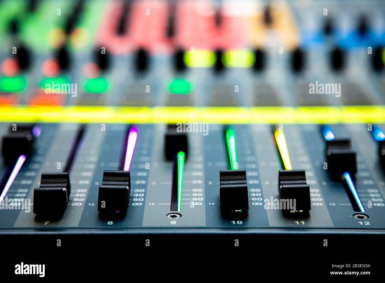 Schieberegler und Tasten am Audio Mixing Desk bei Live-Veranstaltungen Stockfoto