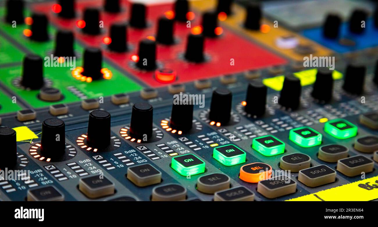 Schieberegler und Tasten am Audio Mixing Desk bei Live-Veranstaltungen Stockfoto