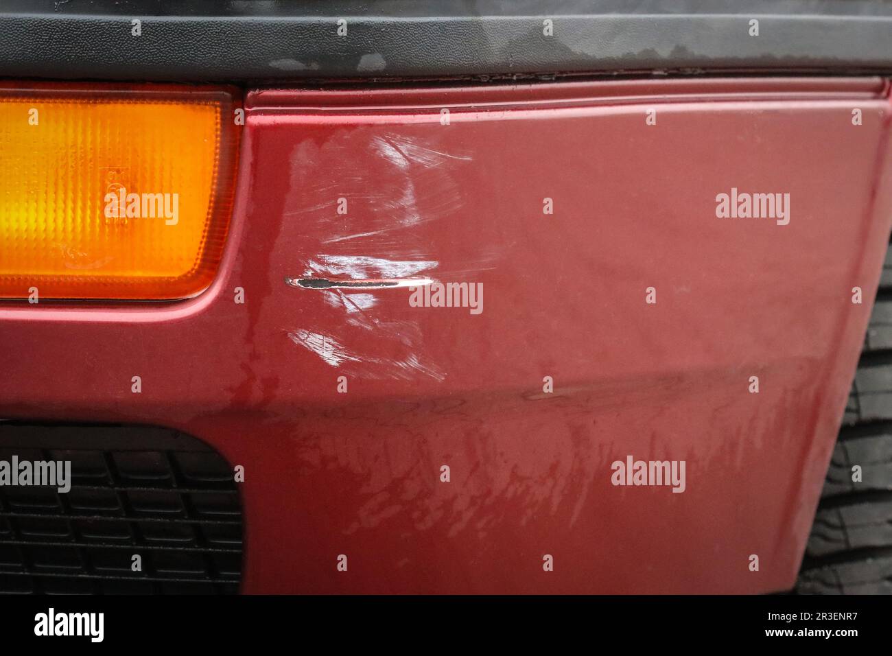 Kratzer auf der lackierten Stoßstange des alten Autos Stockfoto