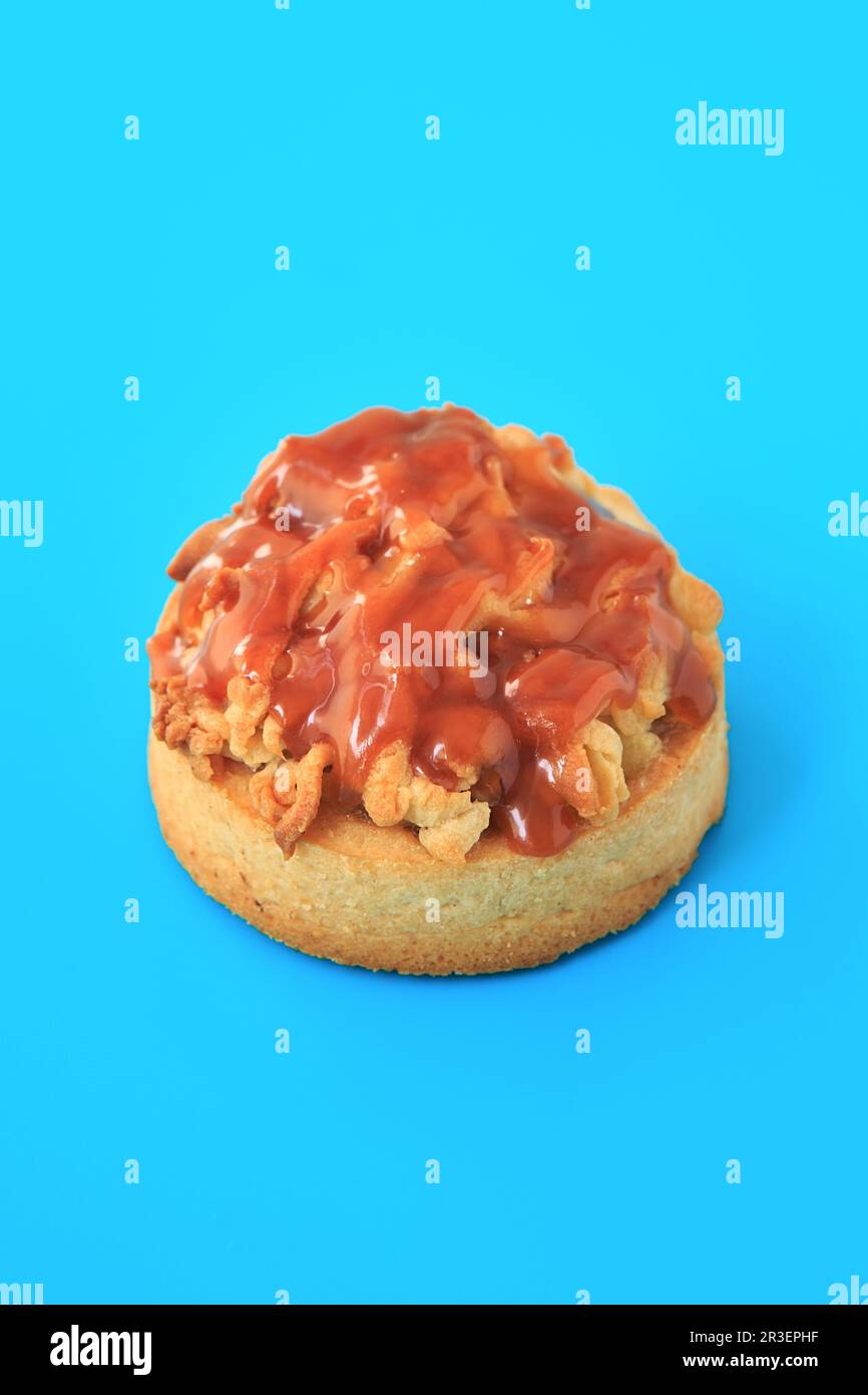 Apfelkaramelltartlet auf blauem Hintergrund Stockfoto