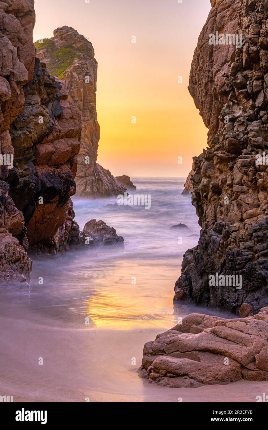Bei Sonnenuntergang stapeln sich die Meere an der portugiesischen atlantikküste Stockfoto