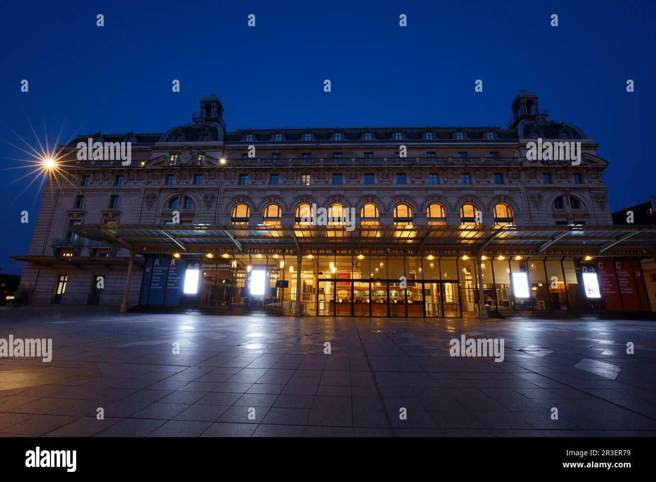 Paris, Frankreich - 18 . Mai 2023 : der Haupteingang des Musée d'Orsay , das ursprünglich ein Bahnhof war, der für die Weltausstellung 1900 in Pa gebaut wurde Stockfoto