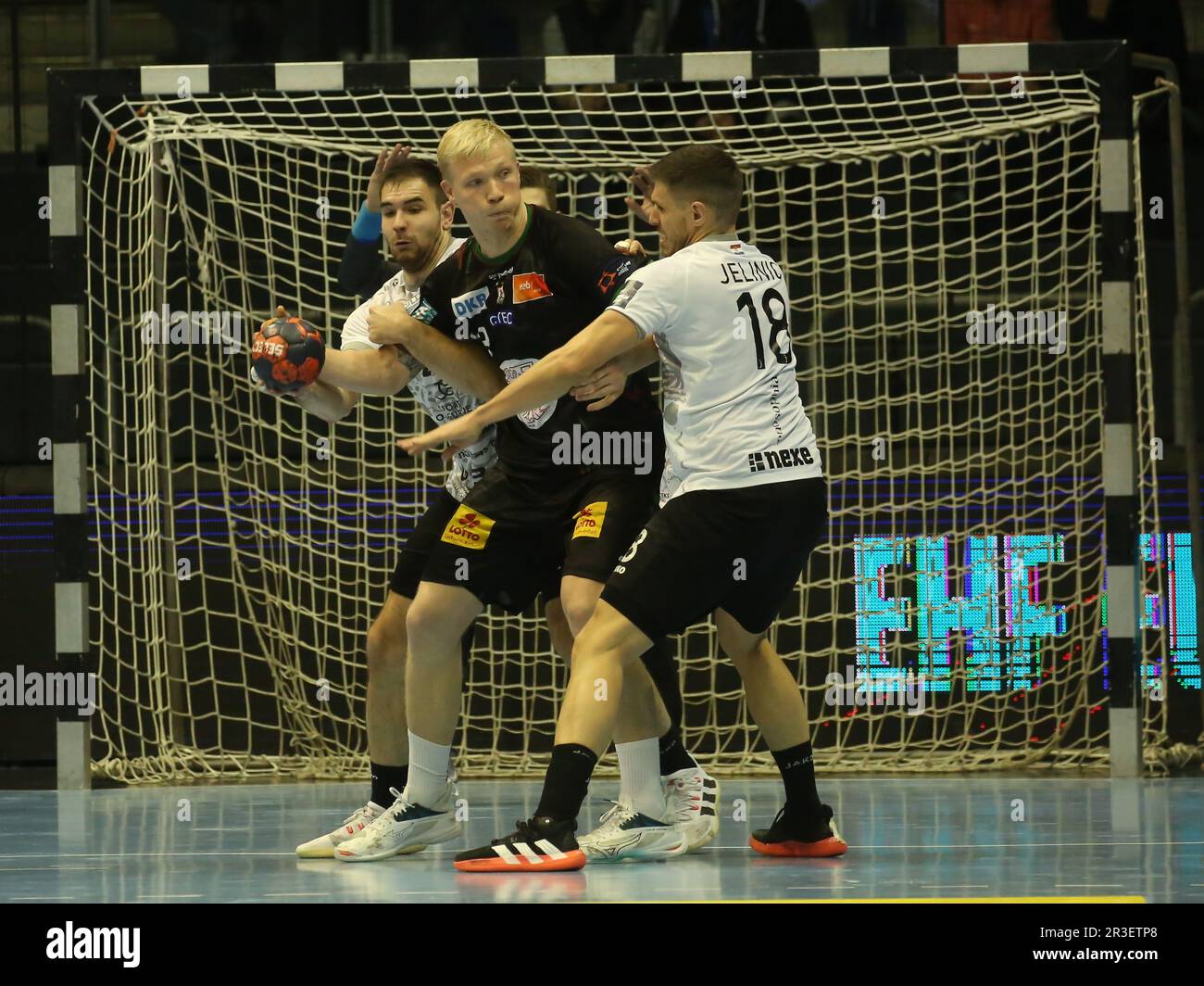 Magnus Saugstrup SC Magdeburg mit Marin Jelinic RK Nexe NaÅ¡ICE Handball EHF Europäische Liga Saison 2021-22 SC Magdeburg – RK Ne Stockfoto