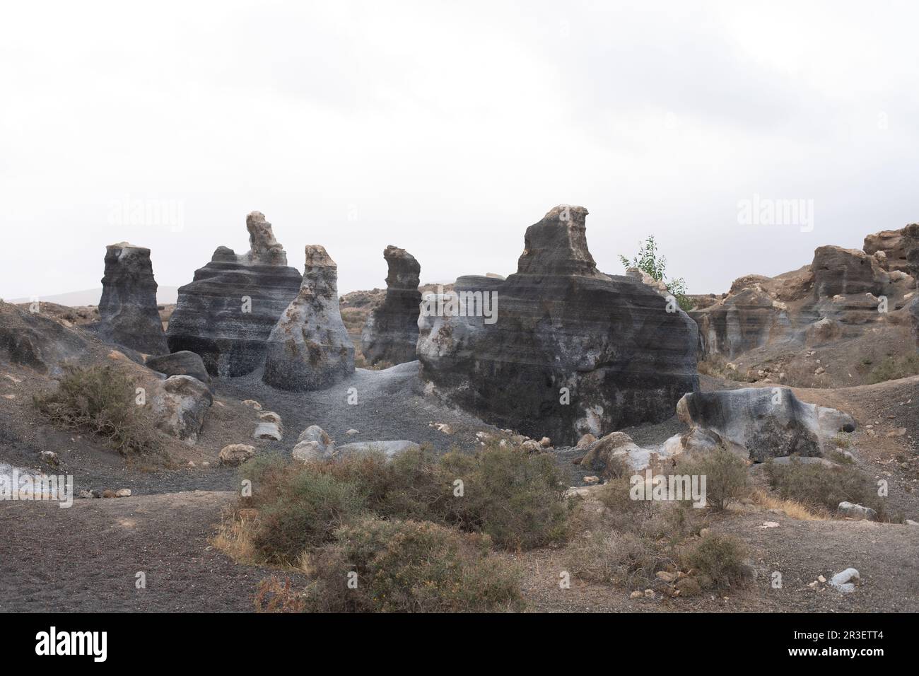 Die Landschaft der geschichteten Stadt Lanzarote ist eine eigenartige und geheimnisvolle Landschaft aus schwarzem Felsen mit dunklen, geheimnisvoll aussehenden Hohlräumen und Geistern Stockfoto