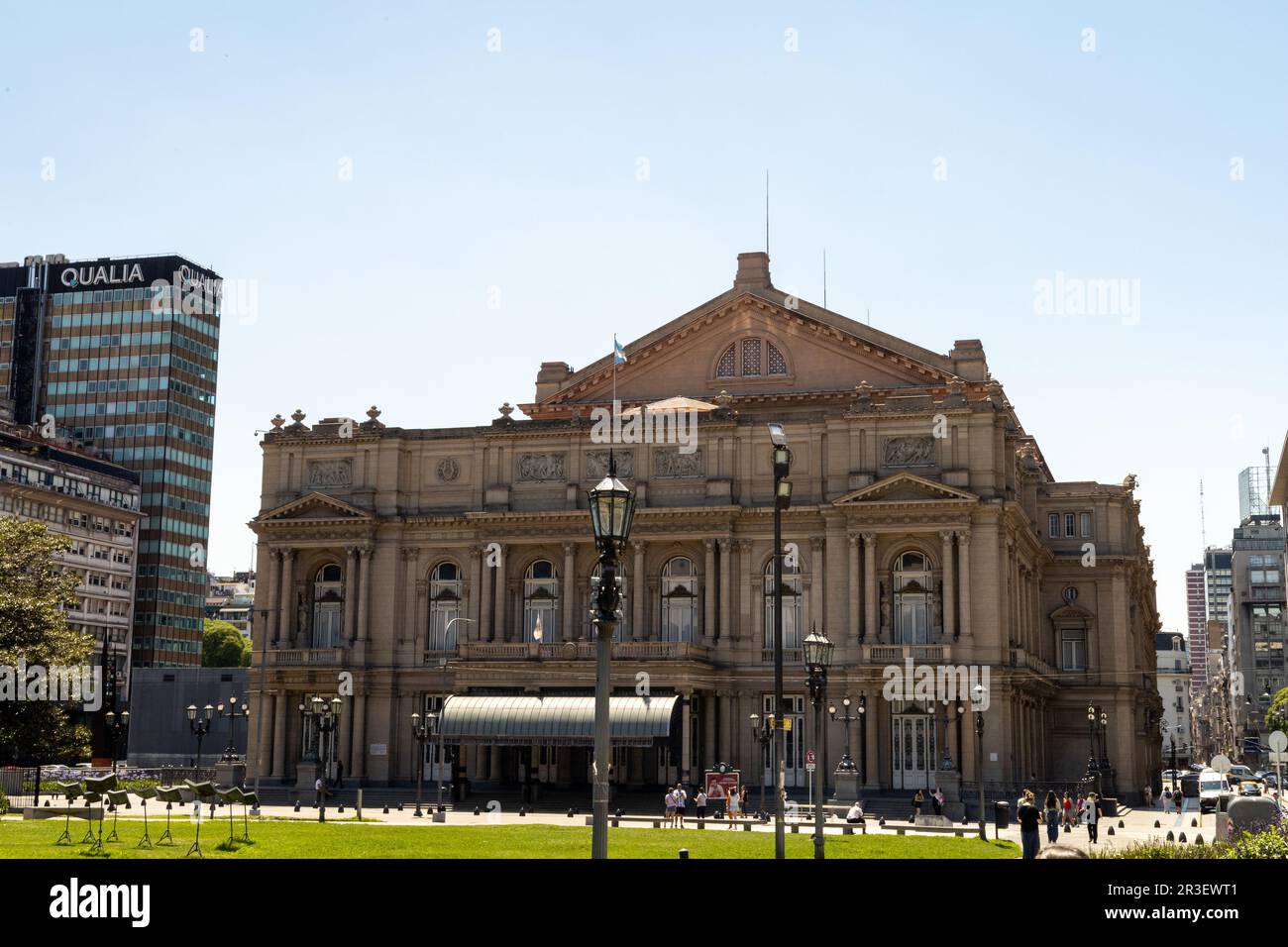Teatro Colon und Passanten im geschäftigen Herzen von Buenos Aires Stockfoto