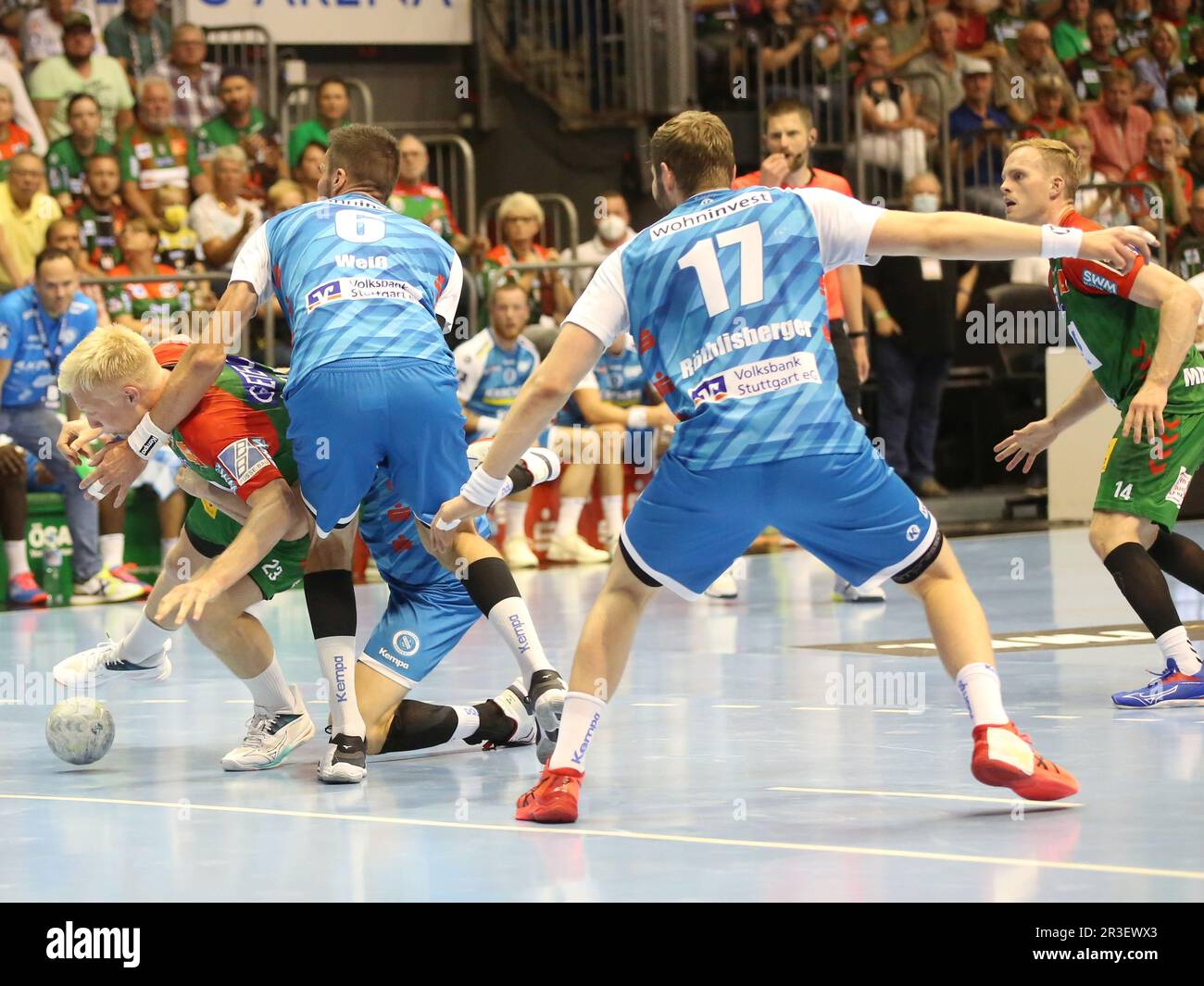 Duell Magnus Saugstrup ( SC Magdeburg) mit Dominik weiÃŸ ( TVB Stuttgart) Handball-Bundesliga Staffel 2021-22 SC Magdeburg vs. TV Stockfoto