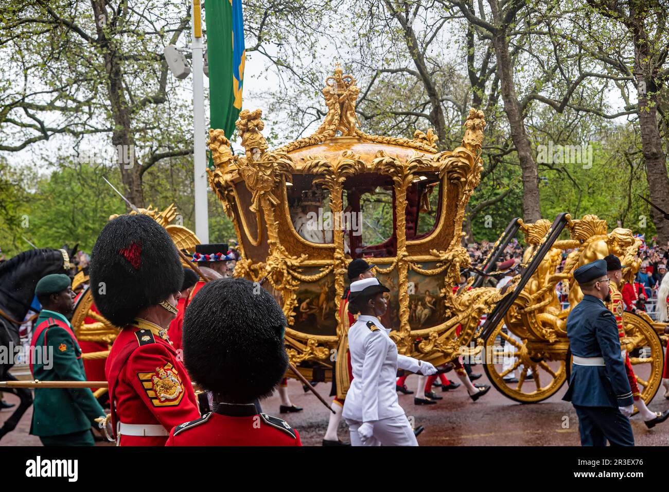 König Charles und Königin Camilla in Gold State Coach für die Krönung Stockfoto