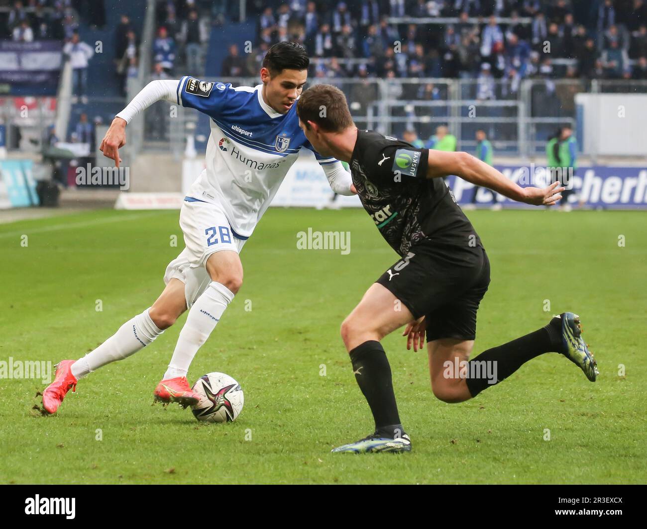 Duell Raphael Obermair 1. FC Magdeburg mit Lasse SchlÃ¼ter Eintracht Braunschweig Fußball 3. Liga 17. Spieltag Saison 2021-2022 1. Stockfoto
