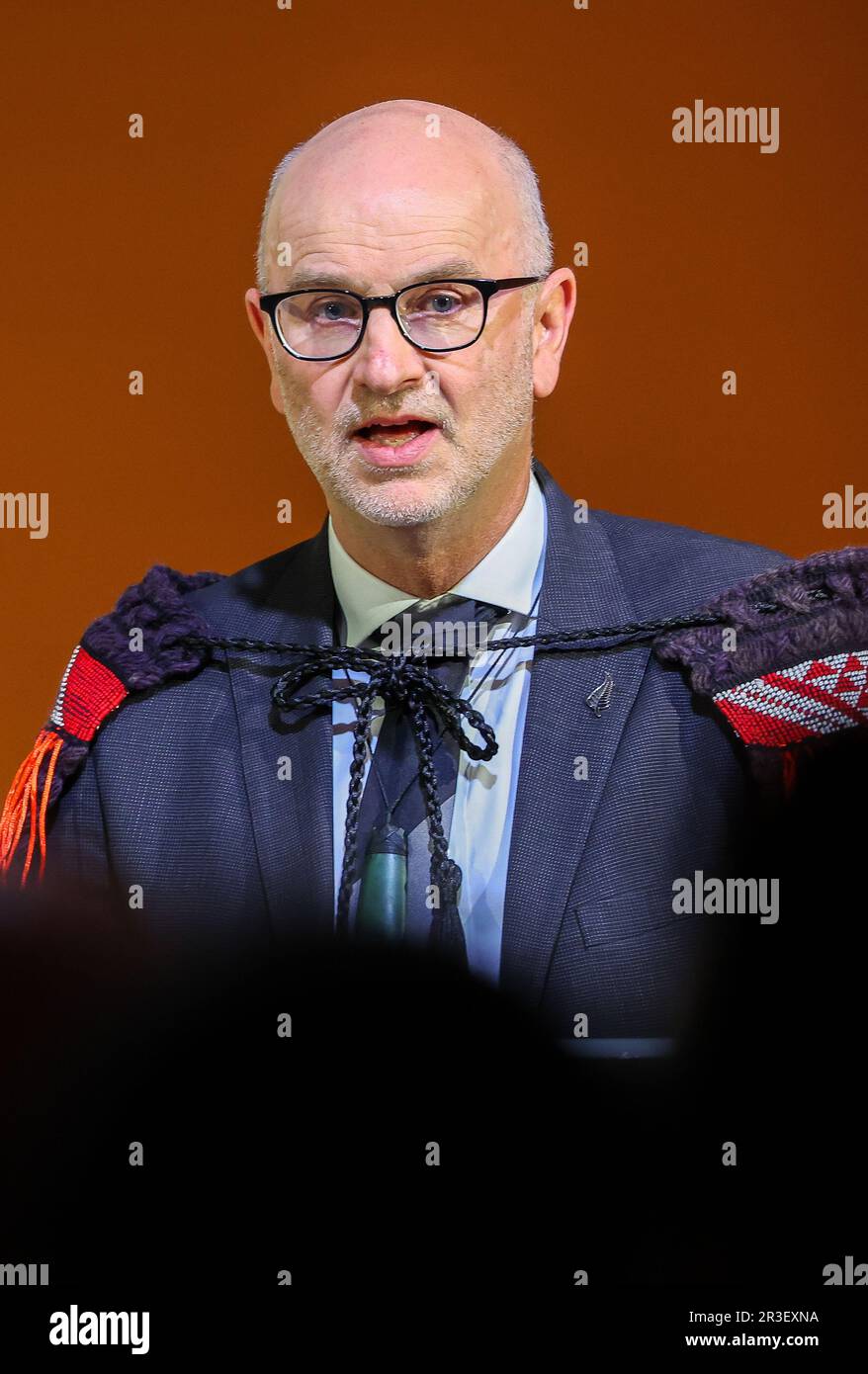 Leipzig, Deutschland. 23. Mai 2023. Craig Hawke, neuseeländischer Botschafter in Deutschland, spricht während einer Rückkehrzeremonie für die menschlichen Überreste von Maori und Moriori. Bei einer feierlichen Zeremonie im Grassi-Museum für Völkerkunde in Leipzig wurden die Überreste der Ureinwohner einer Delegation von M·ori aus Neuseeland und Moriori von den Chatham-Inseln übergeben. Die Knochen- und Haarproben von 64 Personen befanden sich im Besitz der Staatlichen Ethnographischen Sammlungen (SES) Sachsens. Sie kamen von Grabplünderungen und von Opfern gewaltsamer Konflikte. Kredit: Jan Woitas/dpa/Alamy Live News Stockfoto