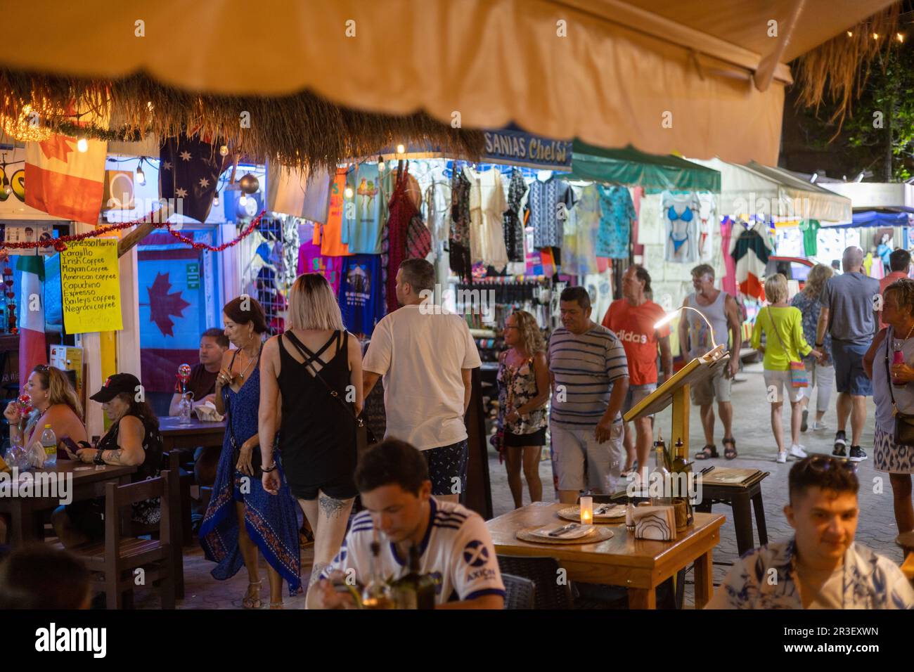 ISLA MUJERES, MEXIKO - Februar 2023: Menschen, die nachts auf der Miguel Hidalgo Straße auf der Isla Mujeres spazieren gehen. Hochwertiges Foto Stockfoto