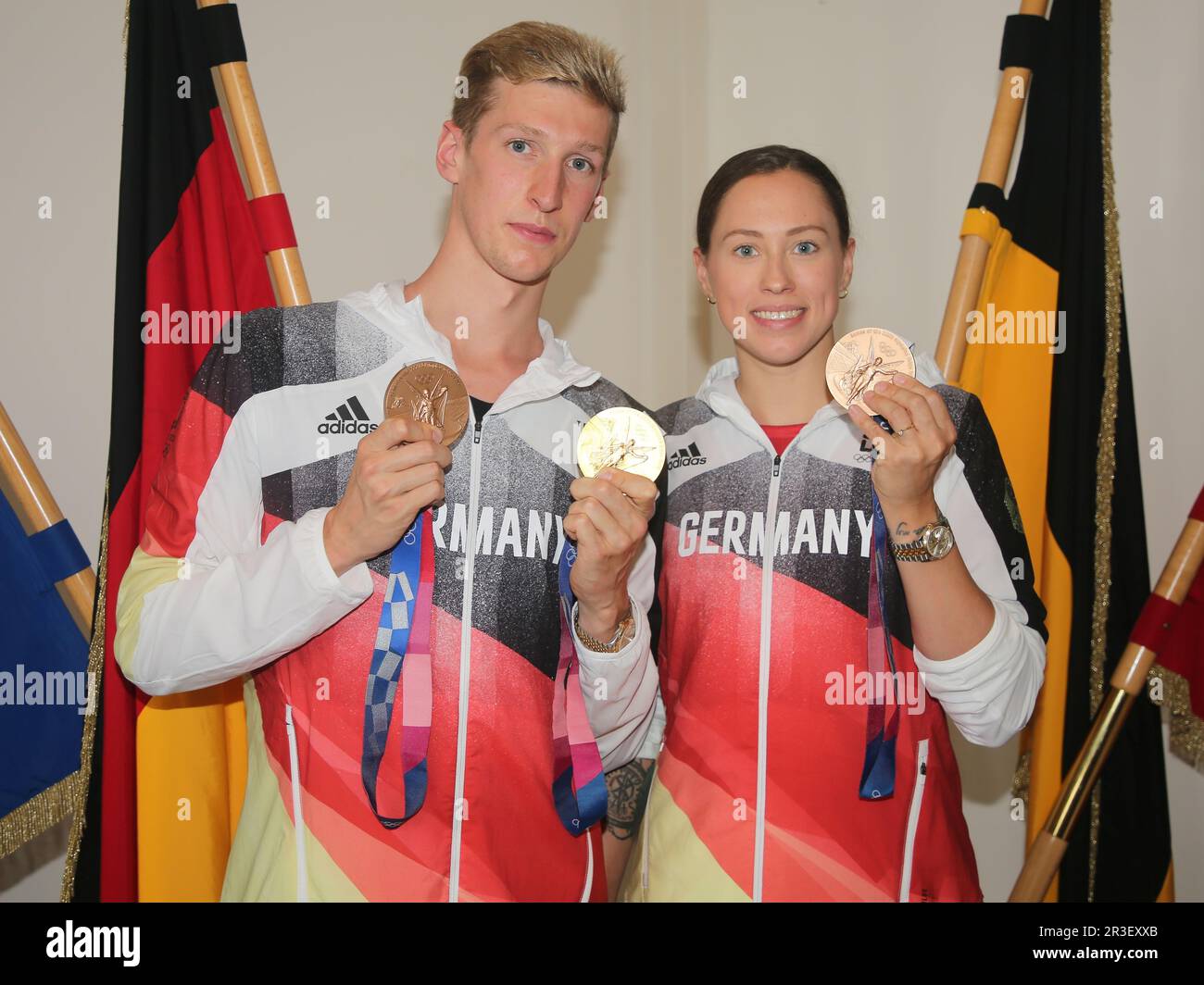 Olympiasieger Florian Wellbrock mit Freundin und Bronzemedaillengewinnerin Sarah KÃ¶hler SG Frankfurt am Empfang Stockfoto