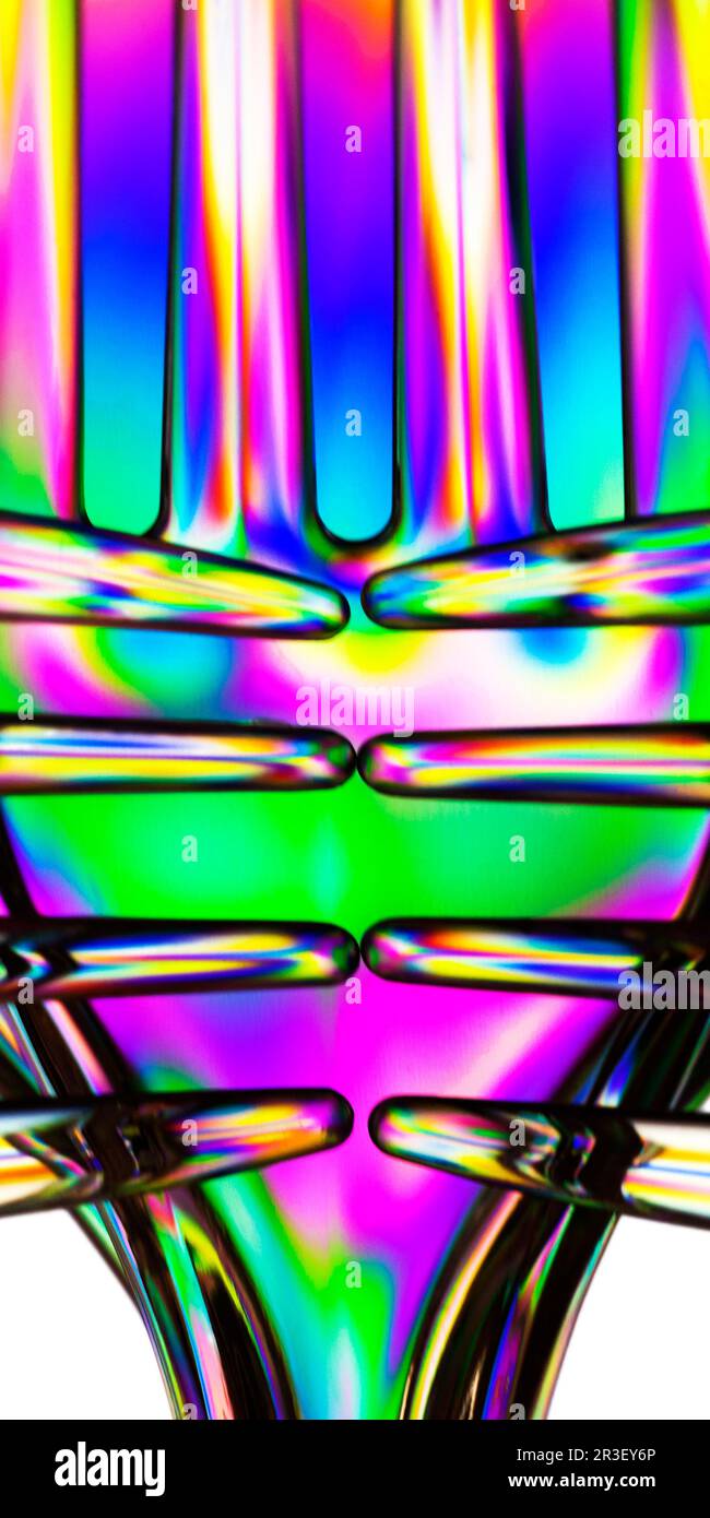 Polarisiertes Licht durch transparentes Kunststoffbesteck Stockfoto