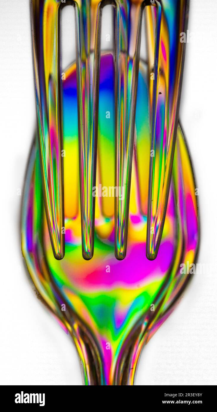 Polarisiertes Licht durch transparentes Kunststoffbesteck Stockfoto