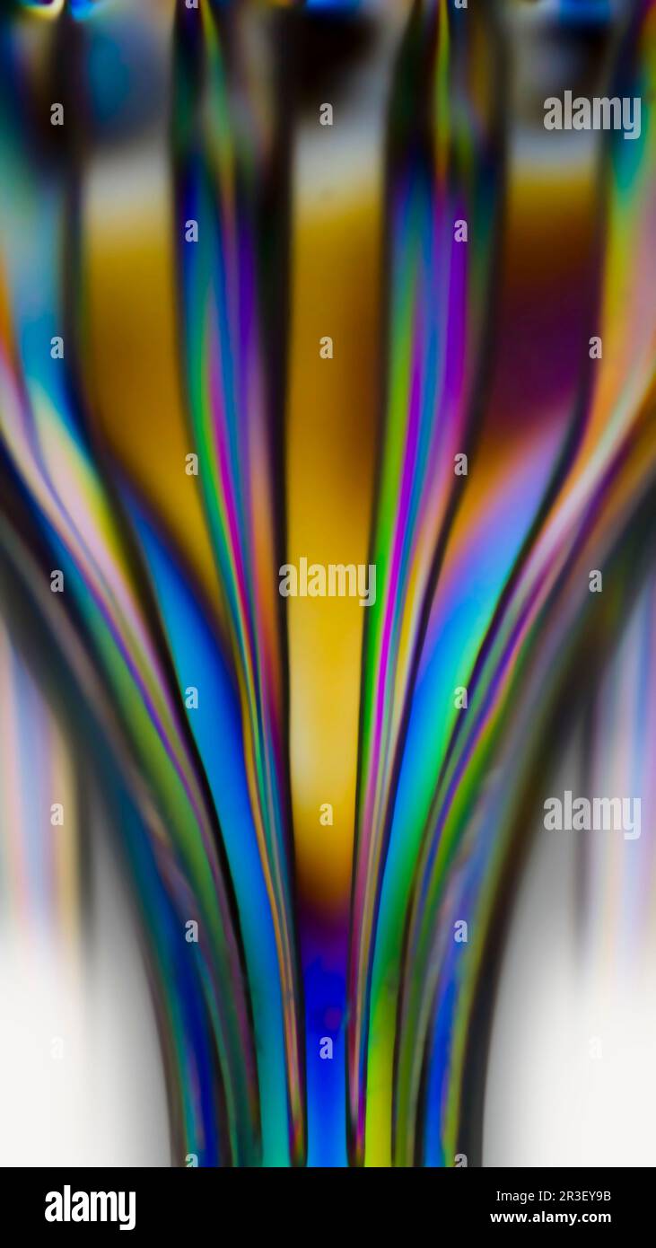 Polarisiertes Licht durch transparentes Kunststoffbesteck Stockfoto