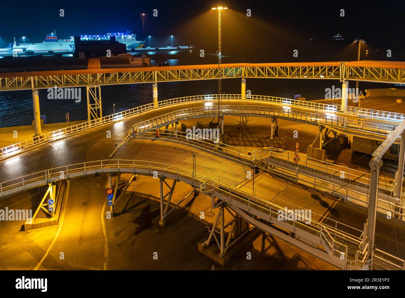 Hafen von Ystad in Schweden bei Nacht Stockfoto