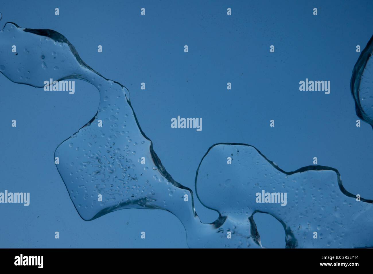 Gefrorenes Wasser auf einem Dachfenster Stockfoto