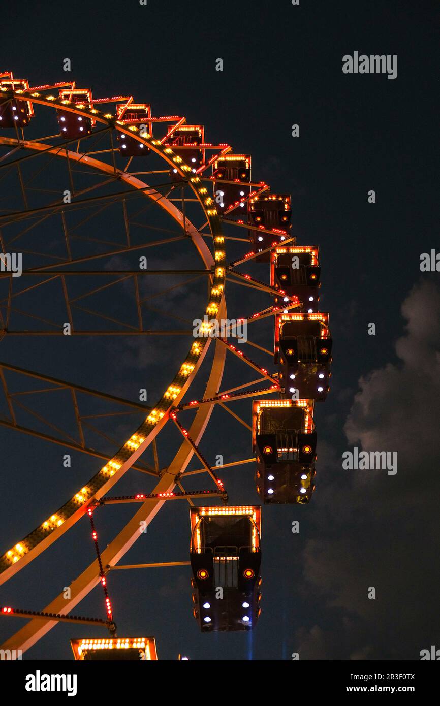 Riesenradlichter bei Nacht. Neonfarben blinkende Lichter am Riesenrad. Vergnügungspark bei Nacht. Unterhaltung und Spaß. Stockfoto