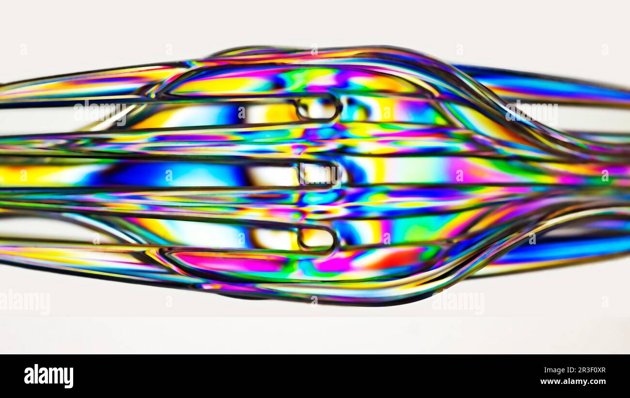 Polarisiertes Licht durch transparentes Kunststoffbesteck Stockfoto