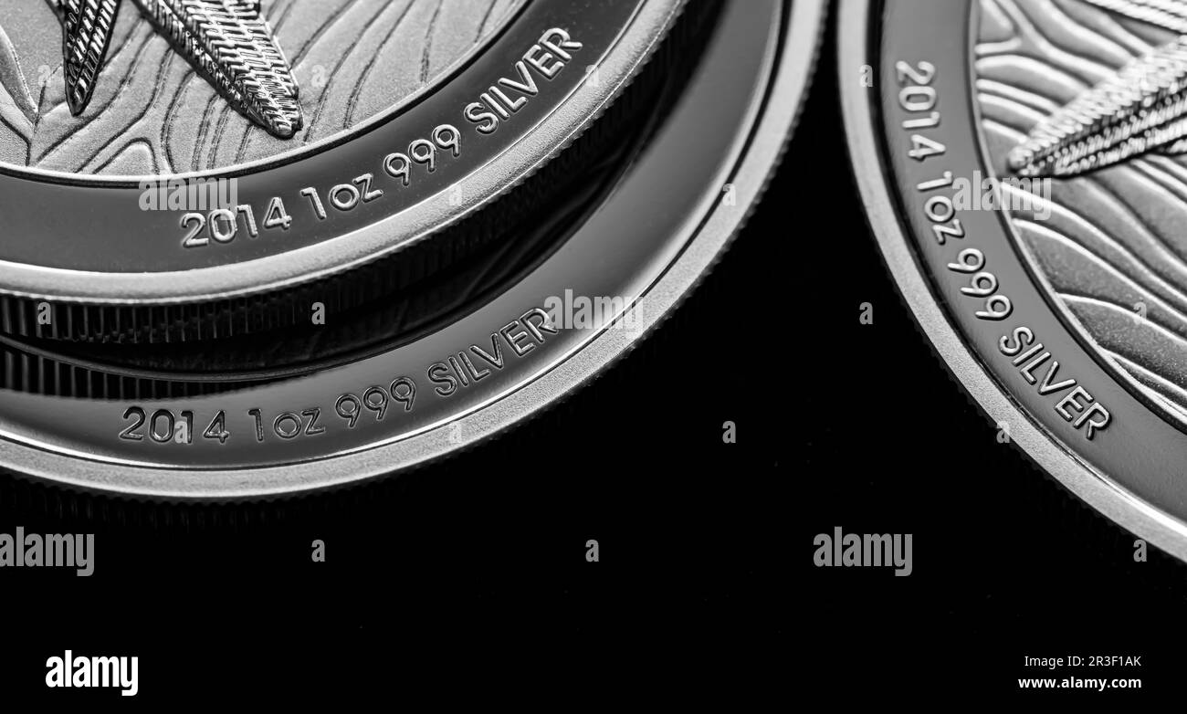 Nahaufnahme der Silver Bullion Coin auf schwarzem Spiegelhintergrund Stockfoto