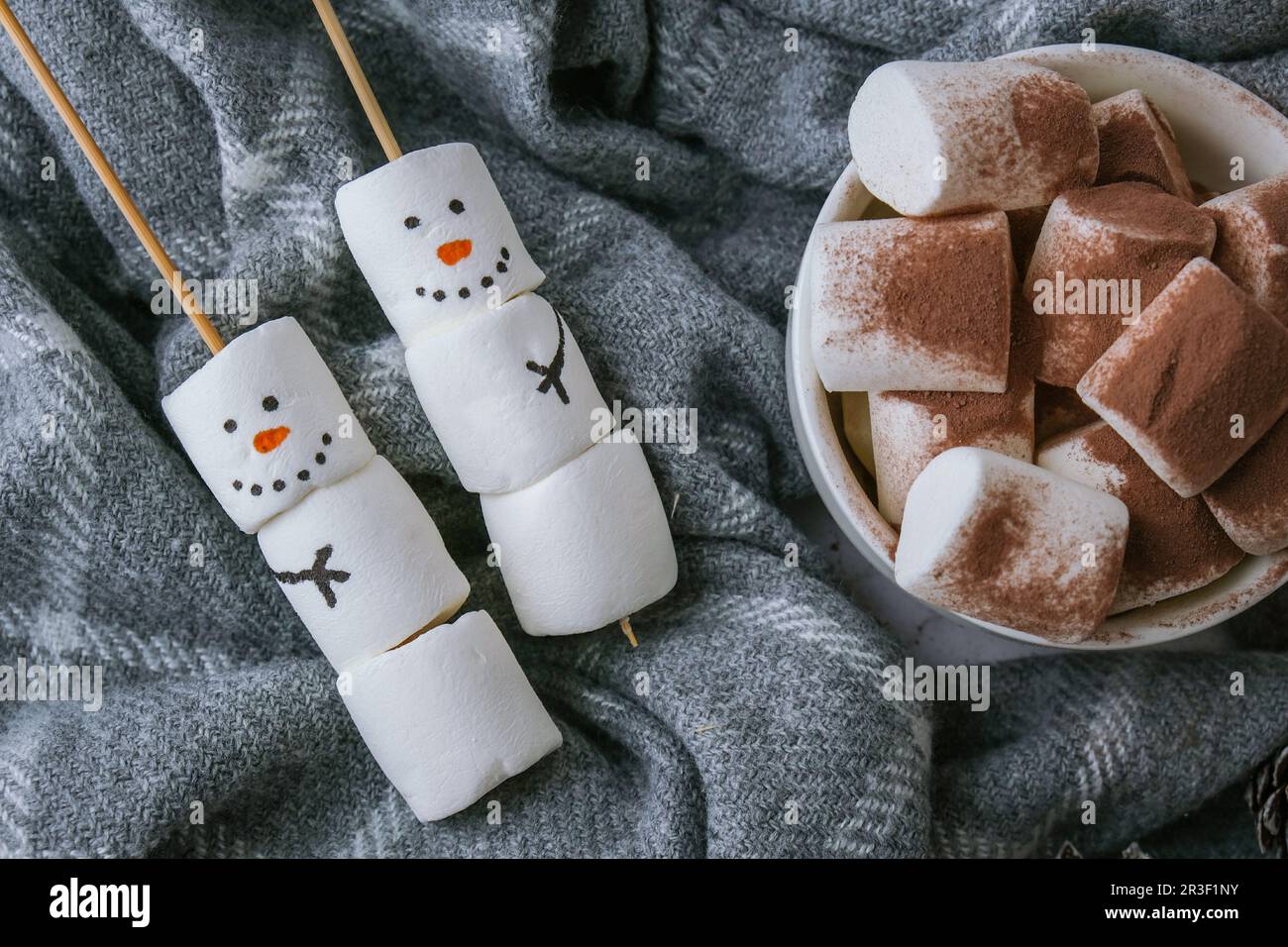 Zwei lustige Marshmallow-Schneemänner. Marshmallow-Freunde. Heimwerker. Süße Leckerei für Kinder, lustiger Marshmallow-Schneemann. Weihnachten Winter Stockfoto