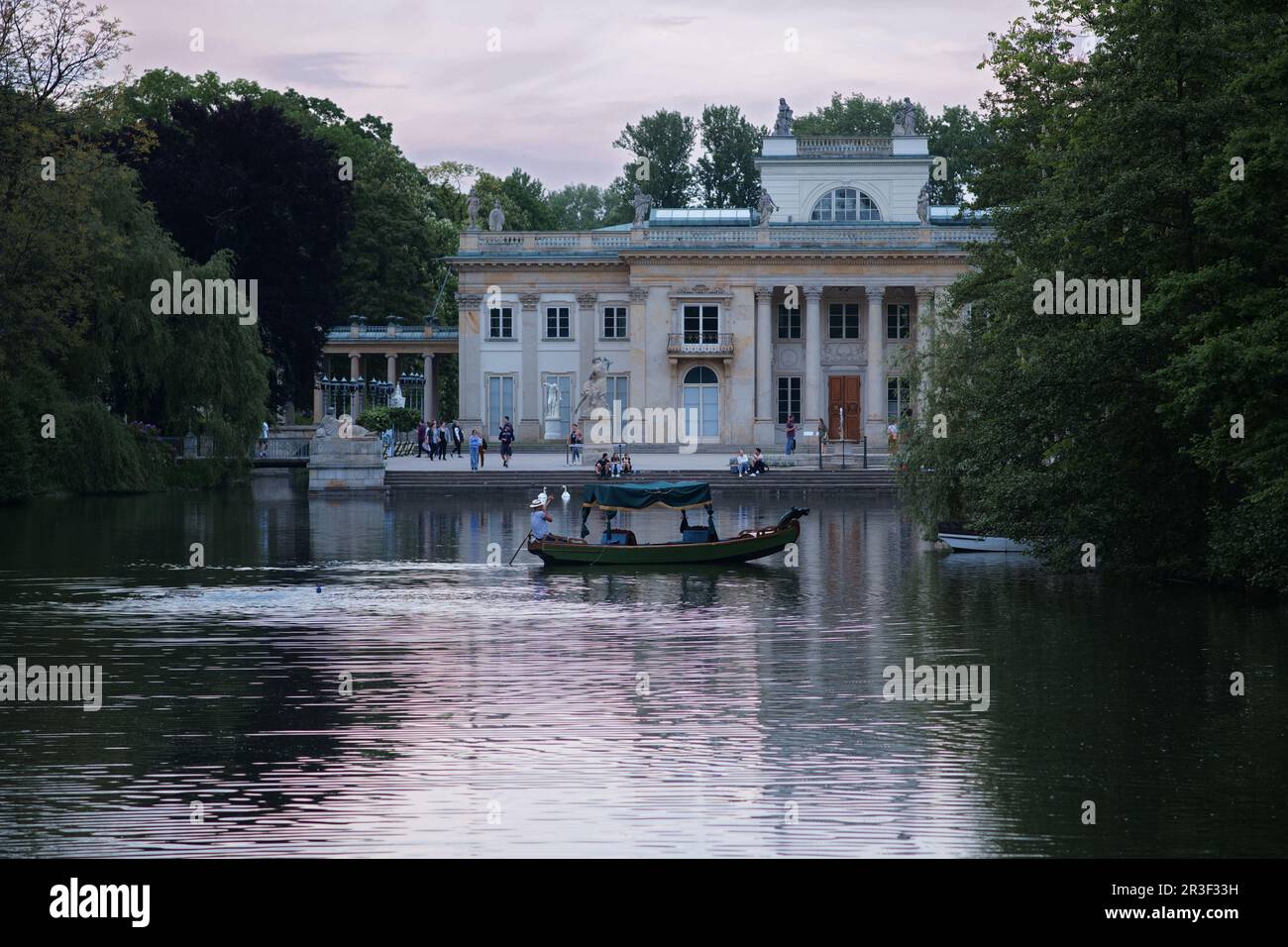 Königlicher Badepalast und See im Warschauer Łazienki-Park. Stockfoto