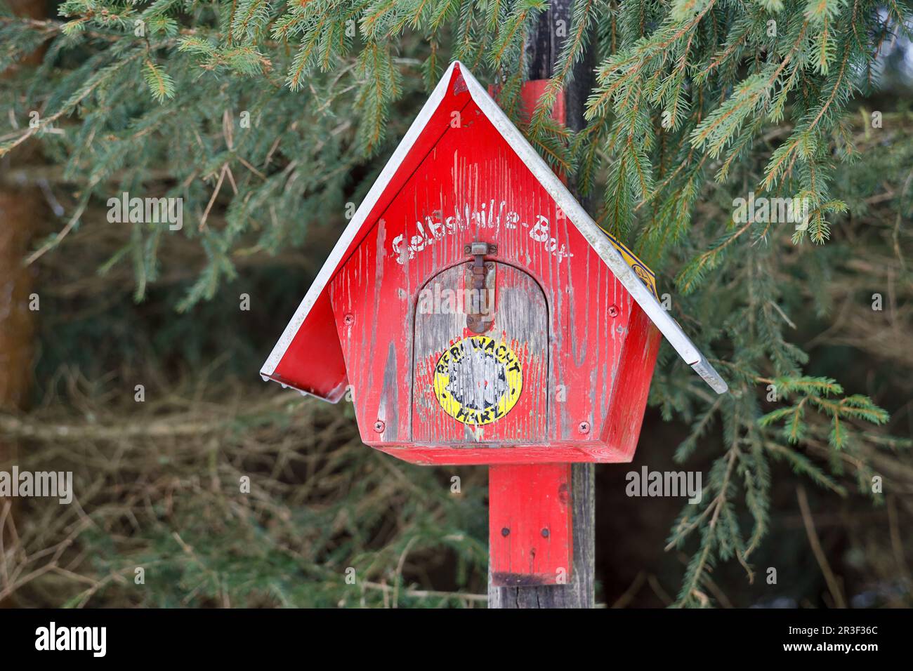 Selbsthilfebox für Bergrettung Stockfoto