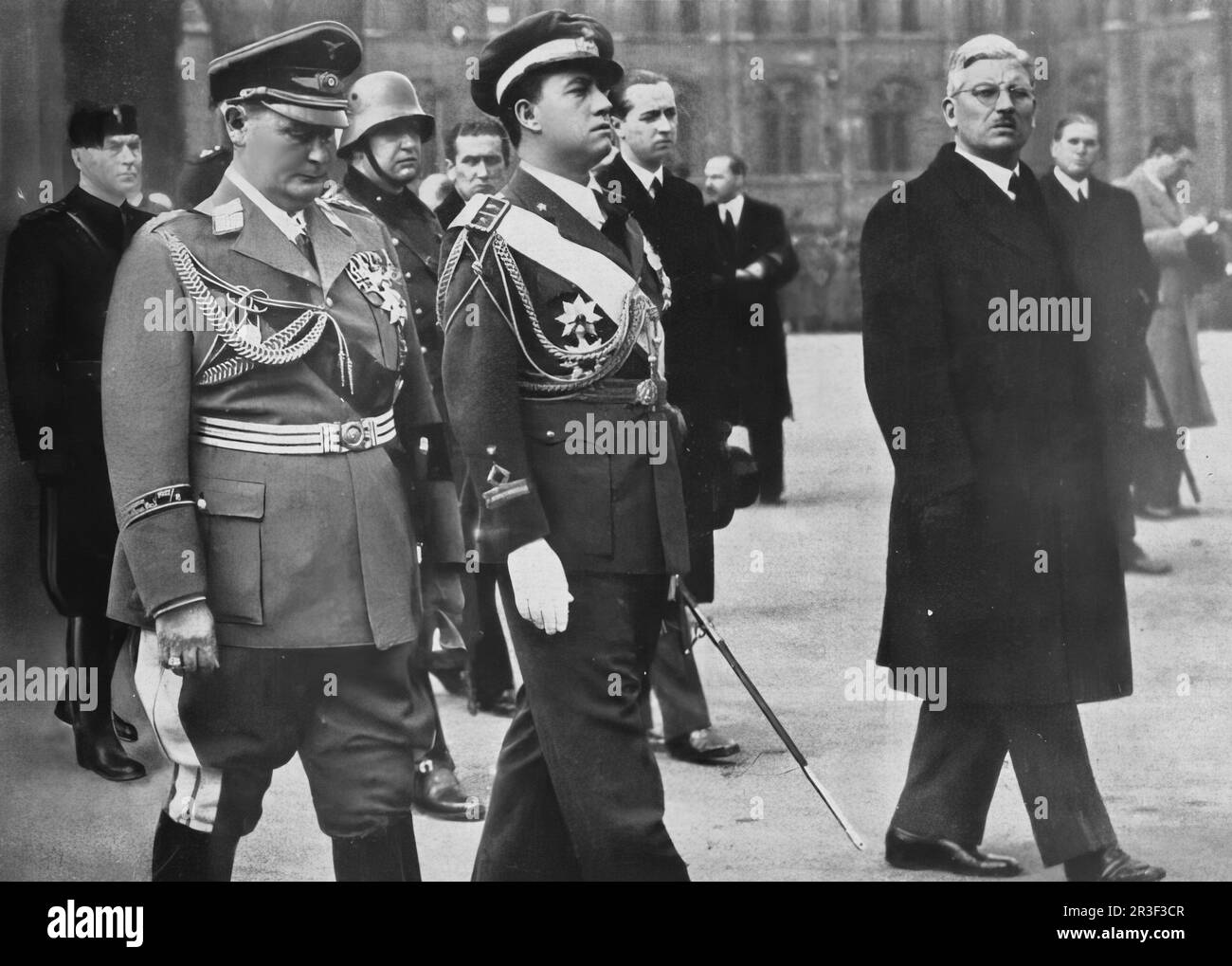 1936 ein seltenes Bild des Treffens des faschistischen Außenministers Galeazzo Ciano, Hermann Göring und des englischen Schatzamtes in Deutschland Stockfoto