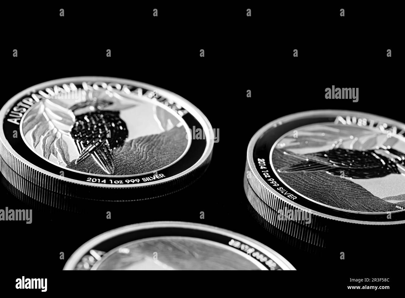 Nahaufnahme der Silver Bullion Coin auf schwarzem Spiegelhintergrund Stockfoto