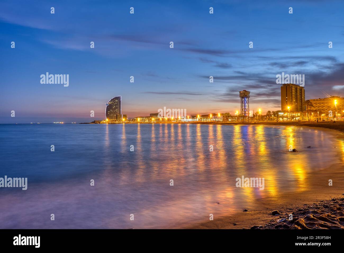 Der Strand von Barcelona in Spanien bei Sonnenuntergang Stockfoto