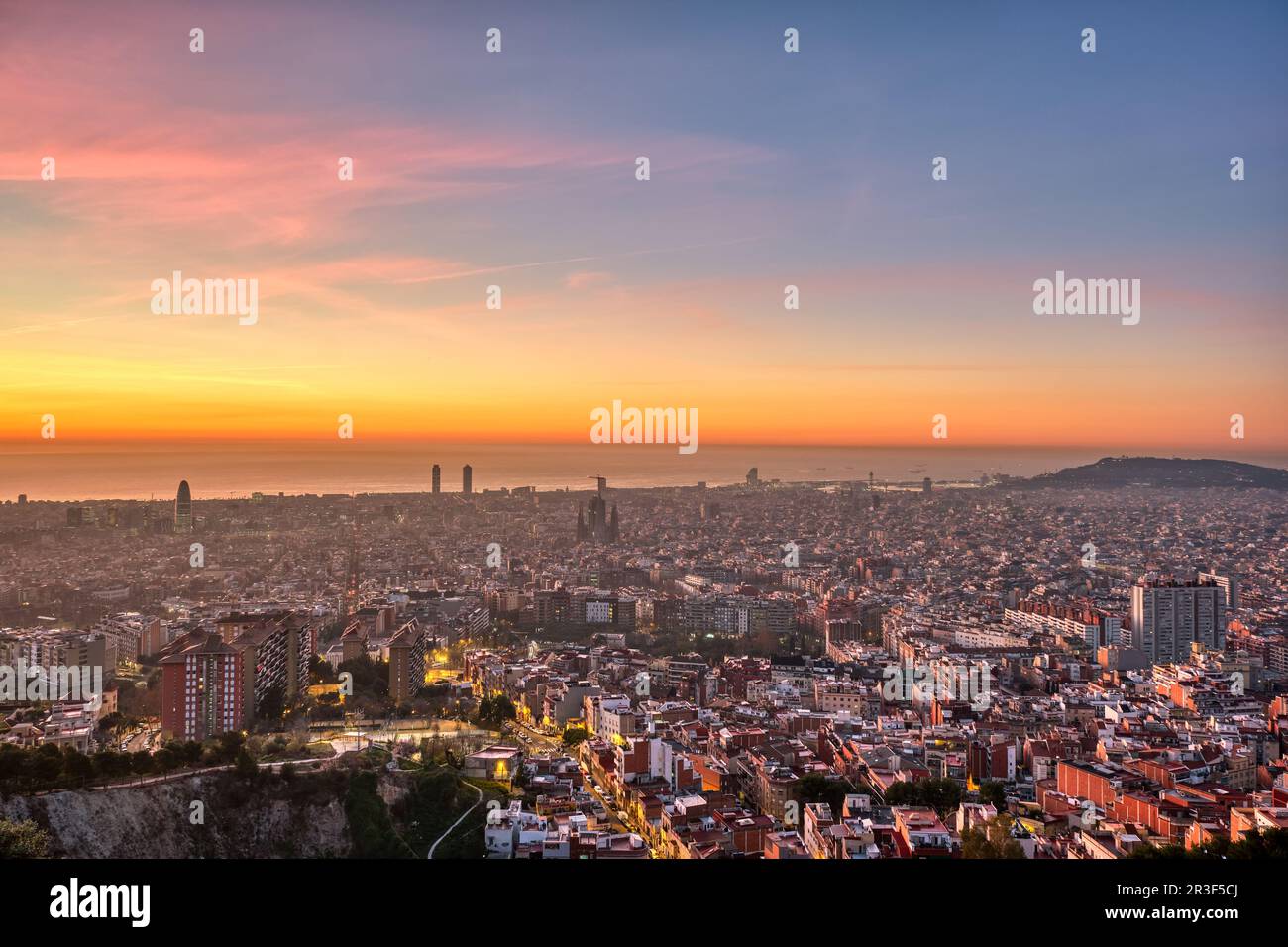 Schöner Sonnenaufgang in Barcelona von einem Aussichtspunkt in den Hügeln aus gesehen Stockfoto