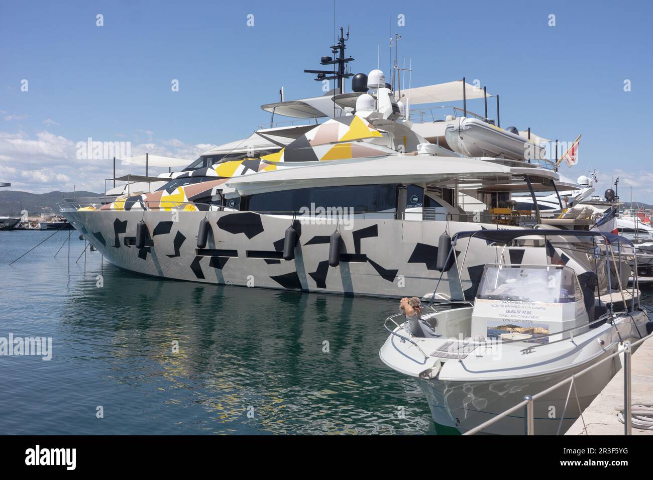 Die Super-Yacht hat am Hafen in St. angedockt Tropez, Frankreich. Stockfoto