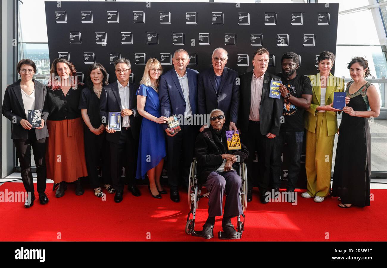 London, Großbritannien. 23. Mai 2023. Die Autoren und Übersetzer auf der Auswahlliste vor der Bekanntgabe des Gewinners, Gruppenfoto. Autoren, Übersetzer und Richter sowie besondere Gäste befinden sich auf dem roten Teppich für die Bekanntgabe des Internationalen Buchpreises 2023 im Sky Garden in London. Kredit: Imageplotter/EMPICS/Alamy Live News Stockfoto