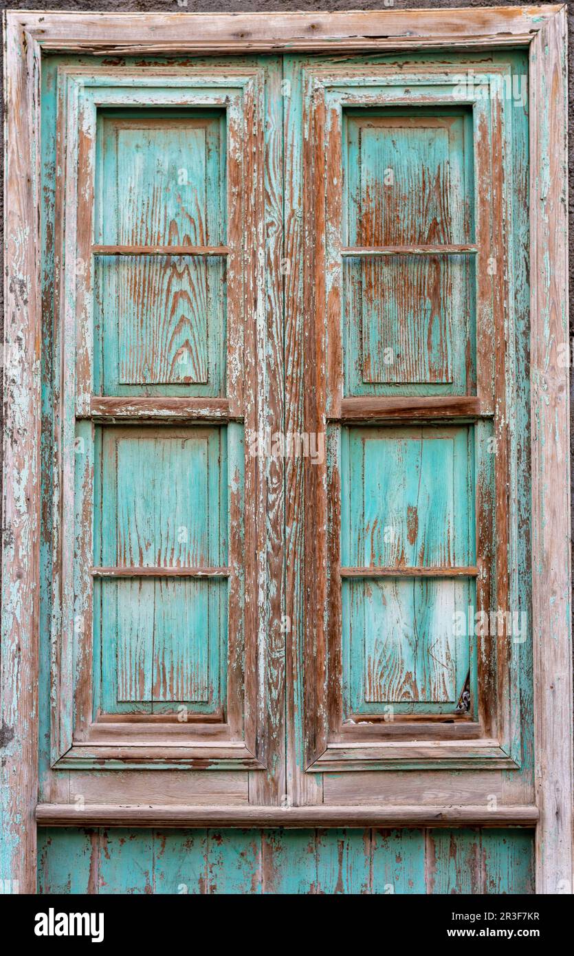 Haus mit verschlossenen Fensterläden in San Sebastian de La Gomera Stockfoto