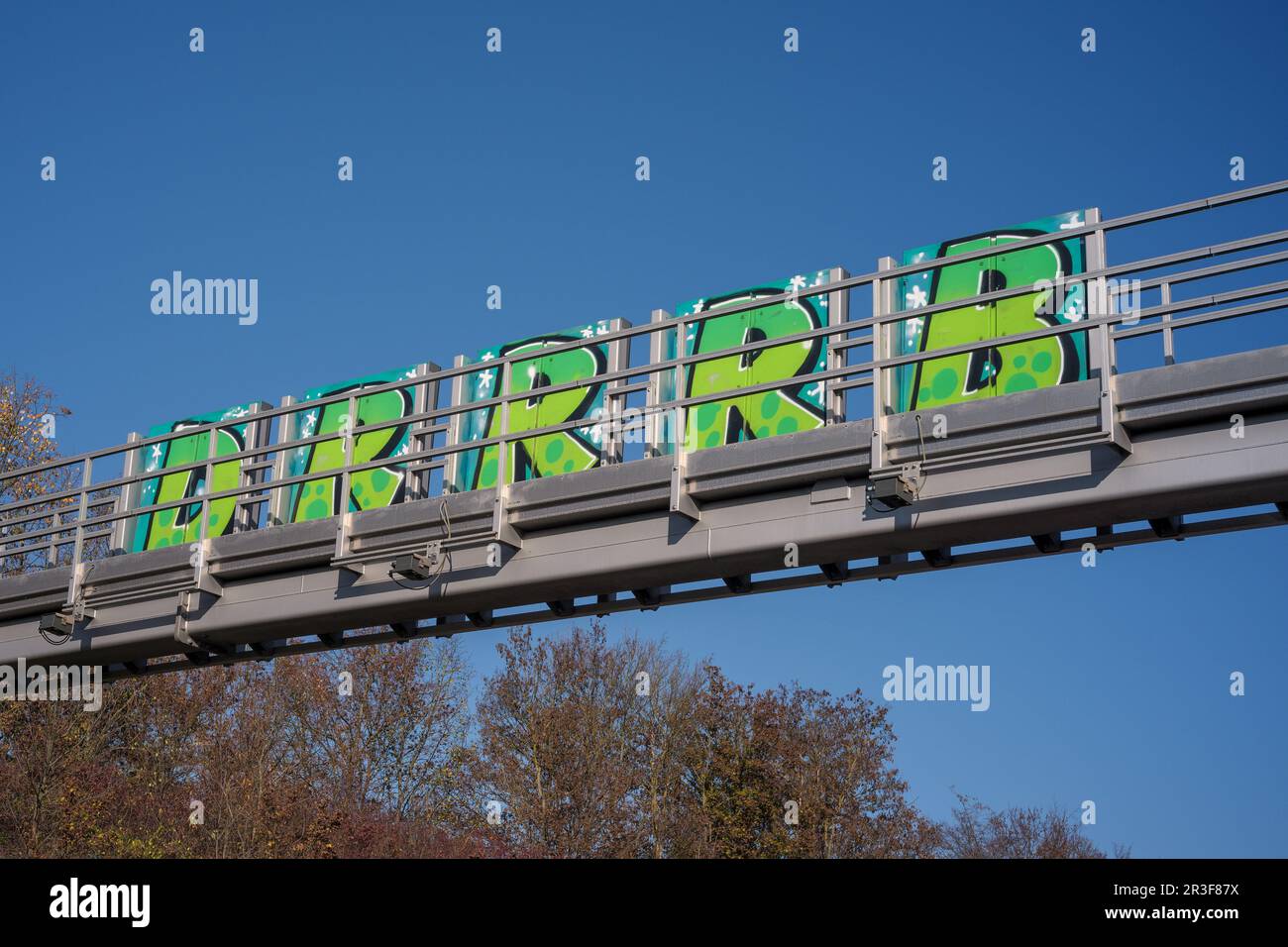 Graffiti auf einer Brücke Stockfoto