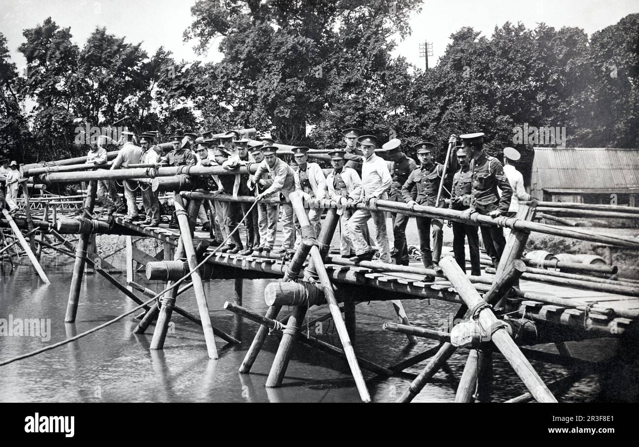 Eine Gruppe königlicher Ingenieure, die während des Ersten Weltkriegs eine Holzbrücke bauten. Stockfoto