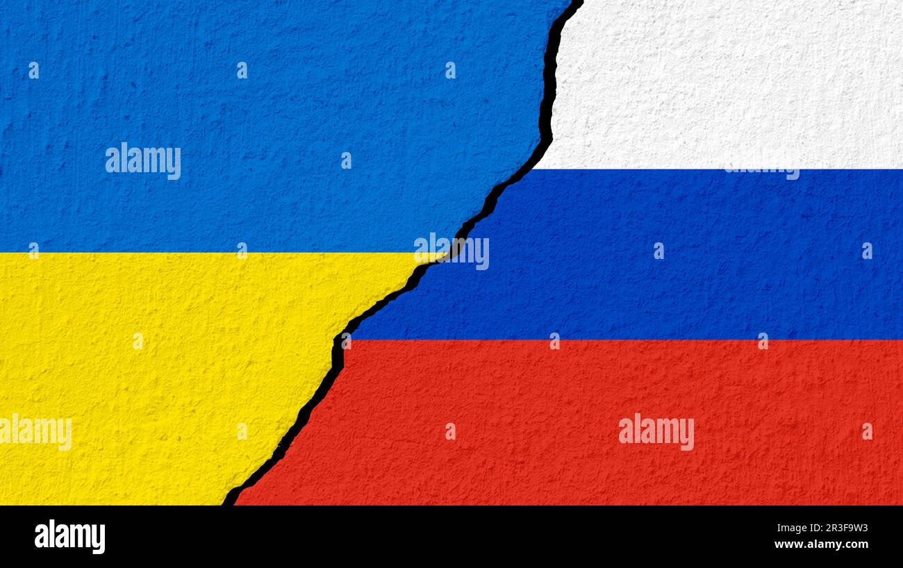 Konzeptionelles Bild eines Krieges zwischen Russland und der Ukraine mit einer gerissenen Mauer mit Nationalflagge Stockfoto