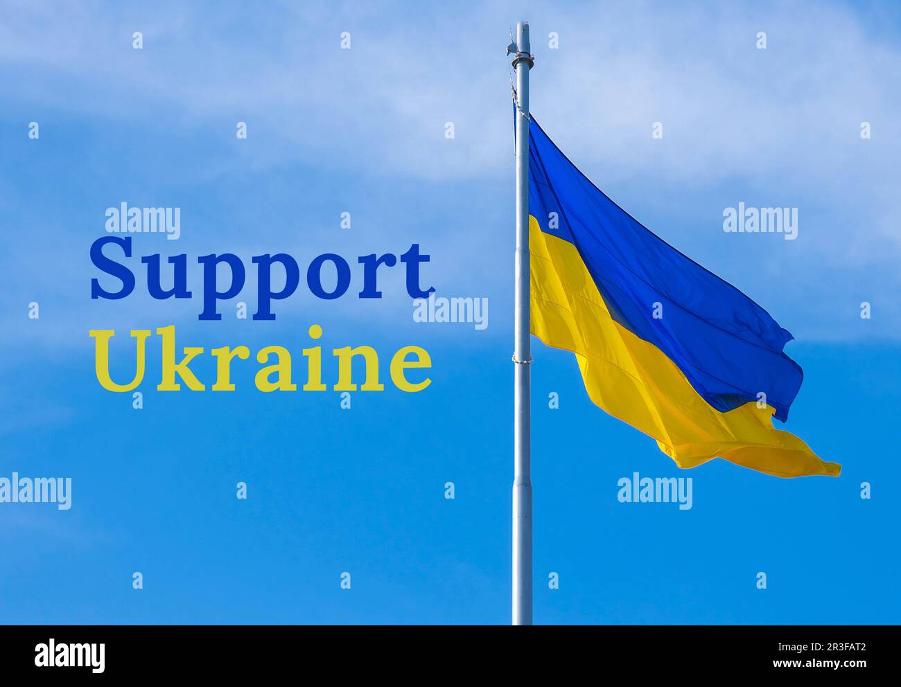 UNTERSTÜTZE DEN TEXT DER UKRAINE über die ukrainische Nationalflagge flattert im Wind gegen den blauen Himmel. Nationales Symbol des ukrainischen Volkes - Stockfoto