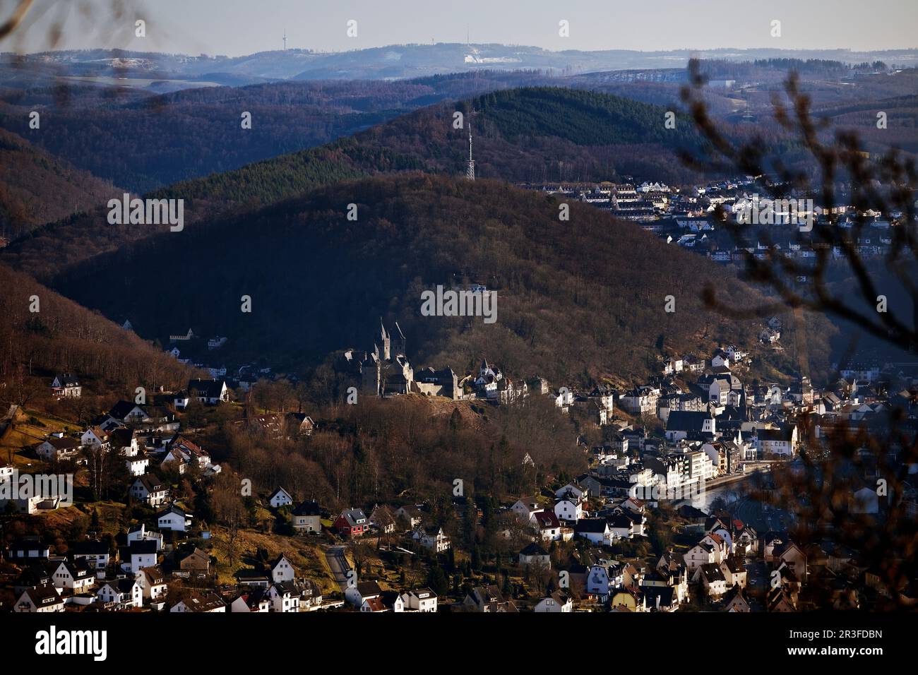 Niedrige Gebirgslandschaft mit Schloss Altena, Altena, Nordrhein-Westfalen, Deutschland, Europa Stockfoto