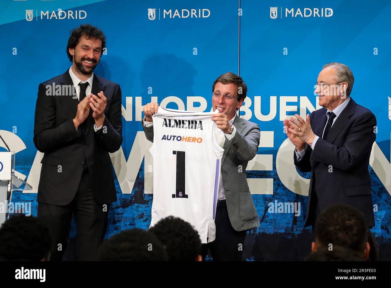 Madrid, Spanien. 23. Mai 2023. Der Bürgermeister von Madrid, José Luis Martínez-Almeida (C), erhält ein Mannschaftstrikot mit seinem Namen von Florentino Pérez (R), Präsident von Real Madrid, und Sergio Llull (L), Basketballspieler von Real Madrid. Der Basketball Real Madrid erreichte seinen elften Europameistertitel, den höchsten kontinentalen Wettkampf, nachdem er die griechische Olympiakos 78-79 in einem Finale in der Zalgirio Arena in Kaunas (Litauen) besiegt hatte. Kredit: SOPA Images Limited/Alamy Live News Stockfoto