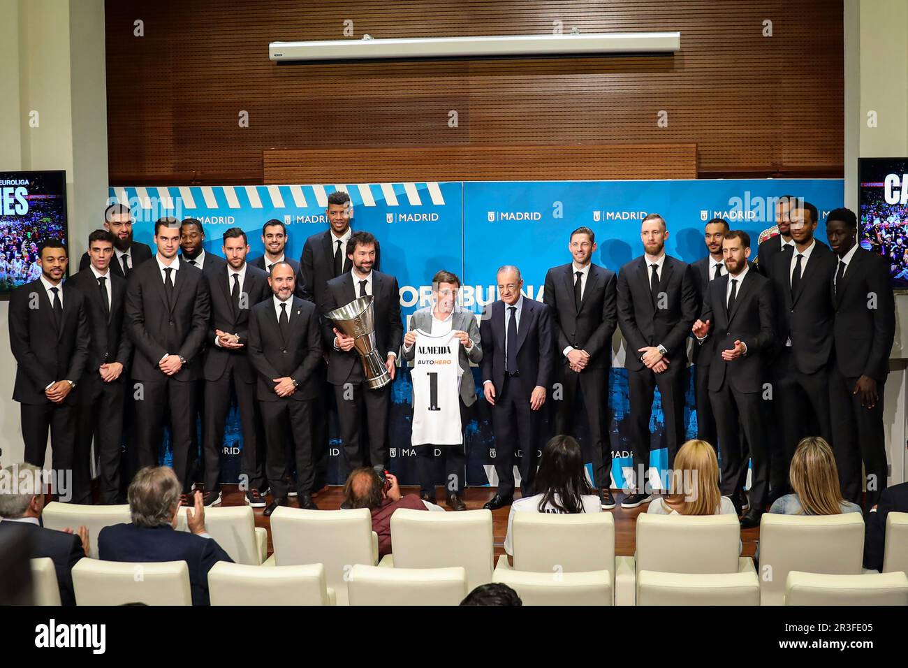 Madrid, Spanien. 23. Mai 2023. Der Bürgermeister von Madrid, José Luis Martínez-Almeida, posiert mit einem Real Madrid Trikot in den Händen neben dem Real Madrid Basketballteam. Der Basketball Real Madrid erreichte seinen elften Europameistertitel, den höchsten kontinentalen Wettkampf, nachdem er die griechische Olympiakos 78-79 in einem Finale in der Zalgirio Arena in Kaunas (Litauen) besiegt hatte. Kredit: SOPA Images Limited/Alamy Live News Stockfoto