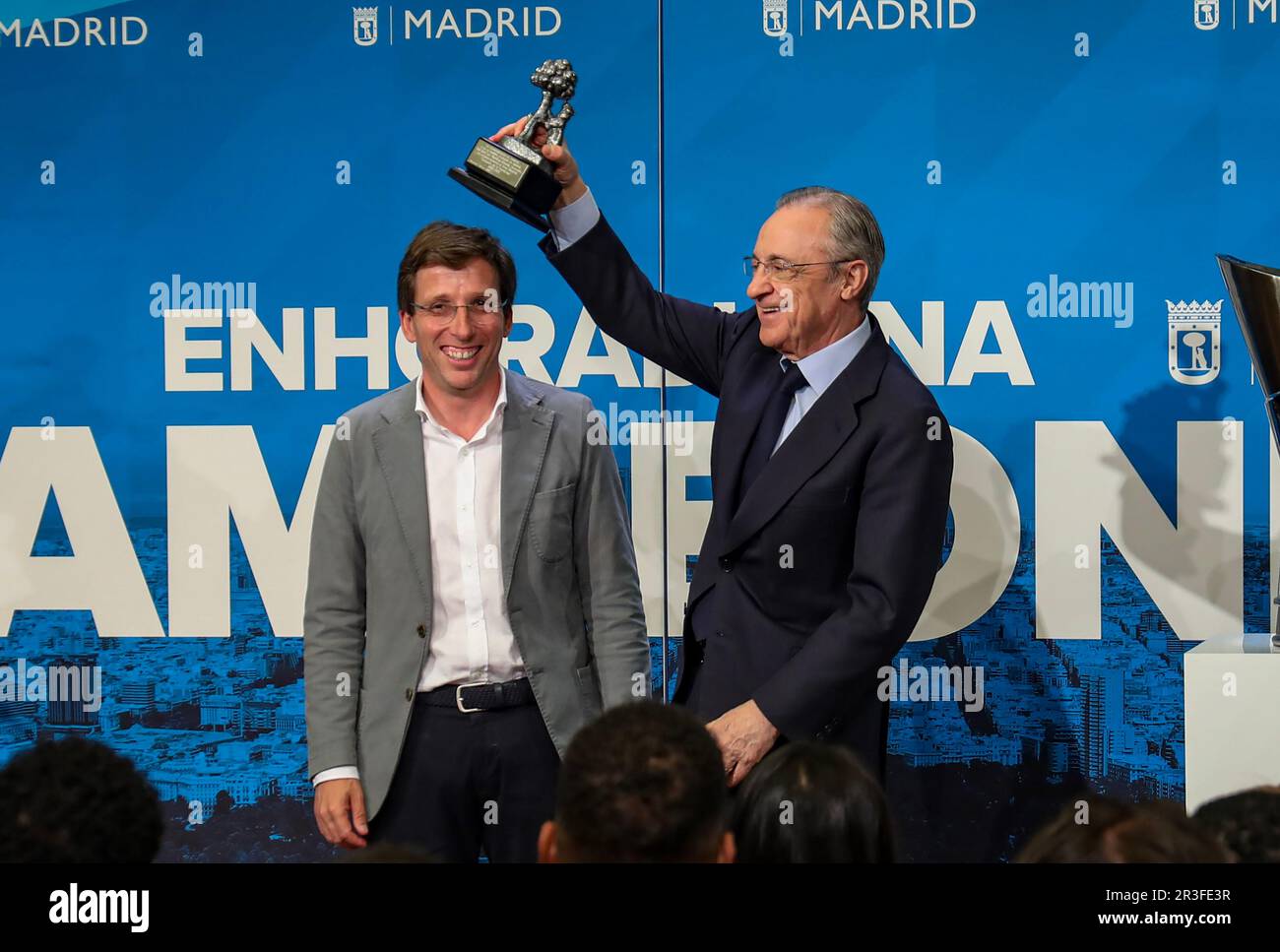 Madrid, Spanien. 23. Mai 2023. Der Bürgermeister von Madrid, José Luis Martínez-Almeida (L), würdigt den Präsidenten von Real Madrid, Florentino Pérez (R), für die Erlangung eines neuen Titels durch Real Madrid. Der Basketball Real Madrid erreichte seinen elften Europameistertitel, den höchsten kontinentalen Wettkampf, nachdem er die griechische Olympiakos 78-79 in einem Finale in der Zalgirio Arena in Kaunas (Litauen) besiegt hatte. Kredit: SOPA Images Limited/Alamy Live News Stockfoto