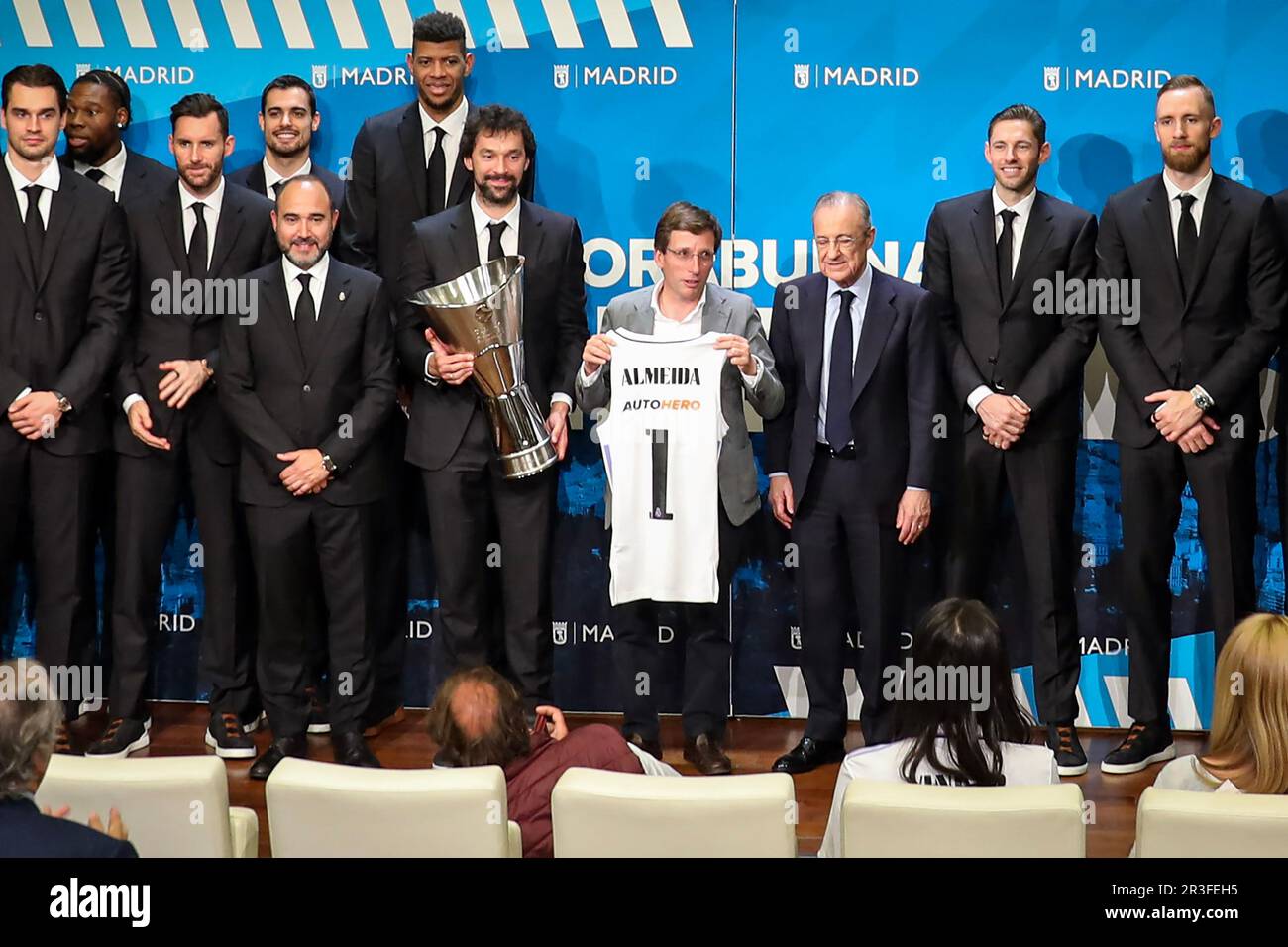 Madrid, Spanien. 23. Mai 2023. Der Bürgermeister von Madrid, José Luis Martínez-Almeida, posiert mit einem Real Madrid Trikot in den Händen neben dem Real Madrid Basketballteam. Der Basketball Real Madrid erreichte seinen elften Europameistertitel, den höchsten kontinentalen Wettkampf, nachdem er die griechische Olympiakos 78-79 in einem Finale in der Zalgirio Arena in Kaunas (Litauen) besiegt hatte. (Foto: David Canales/SOPA Images/Sipa USA) Guthaben: SIPA USA/Alamy Live News Stockfoto