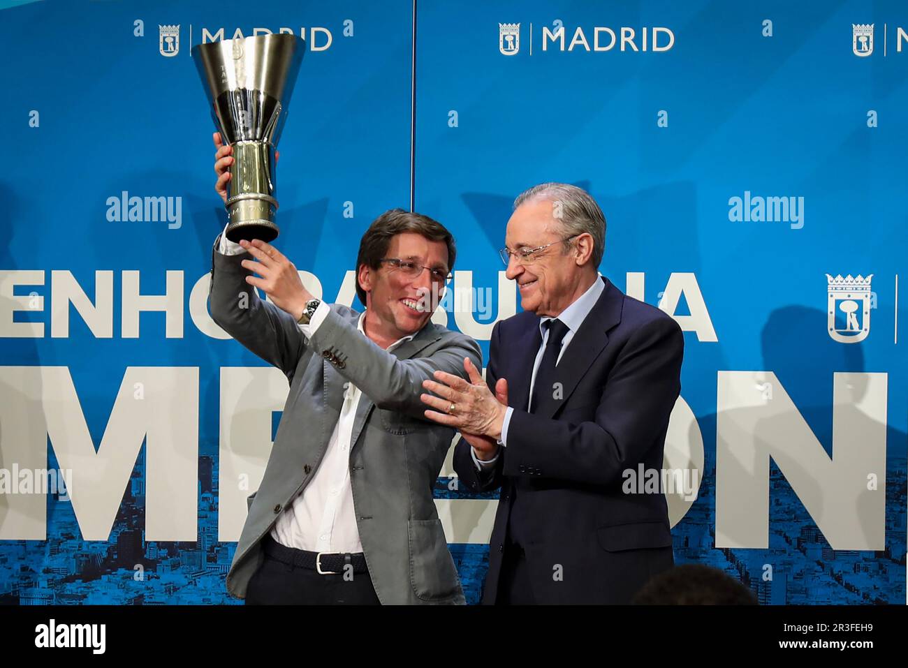 Madrid, Spanien. 23. Mai 2023. Der Bürgermeister von Madrid, José Luis Martínez-Almeida, hebt die Trophäe, die der Real Madrid Basketball gewonnen hat, in Begleitung von Florentino Pérez, Präsident von Real Madrid. Der Basketball Real Madrid erreichte seinen elften Europameistertitel, den höchsten kontinentalen Wettkampf, nachdem er die griechische Olympiakos 78-79 in einem Finale in der Zalgirio Arena in Kaunas (Litauen) besiegt hatte. (Foto: David Canales/SOPA Images/Sipa USA) Guthaben: SIPA USA/Alamy Live News Stockfoto